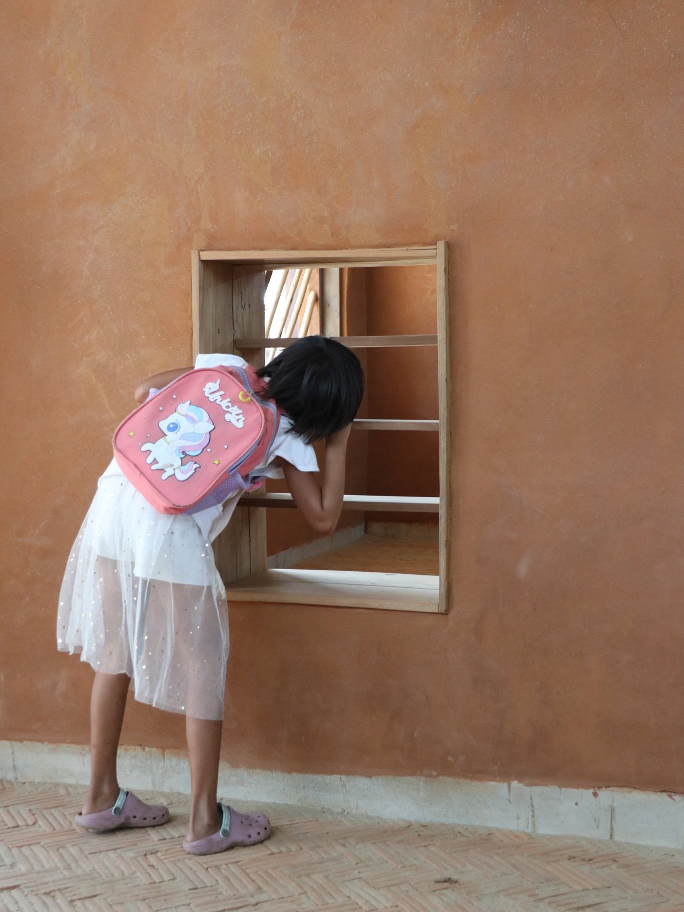 Thailand 2025 &mdash; CDTC / Huay Ka Loke School, Mae Sot

Nachhaltig und handgemacht: Das Mauerwerk sowie der Putz besteht aus Lehm, Reish&uuml;lsen und Wasser &ndash; direkt vor Ort hergestellt. Nat&uuml;rliche Materialien, die Ressourcen schonen u