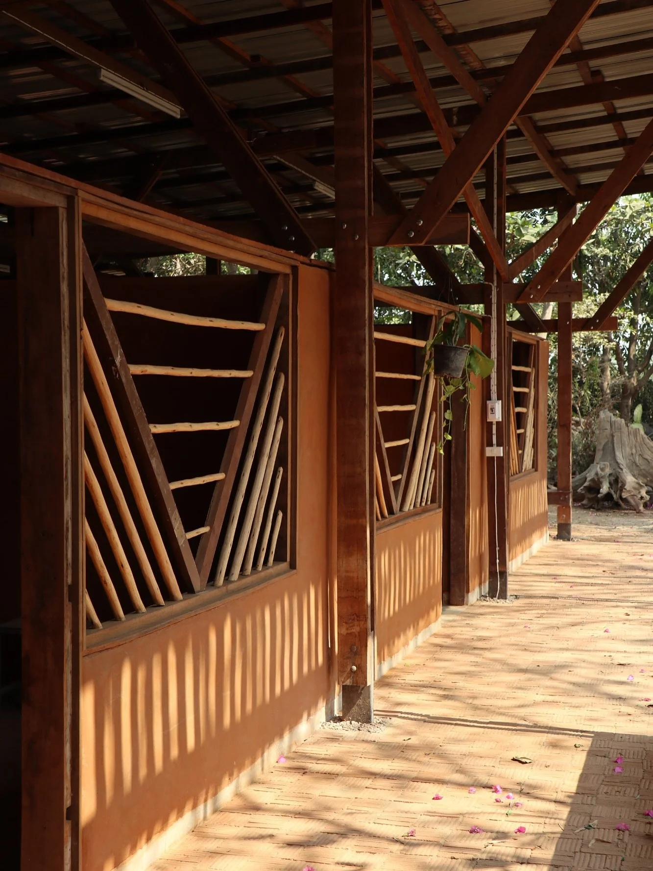 Thailand 2025 &mdash; CDTC / Huay Ka Loke School, Mae Sot
Der durch das auskragende Dach gesch&uuml;tzte Korridor verbindet nicht nur die Klassenr&auml;ume miteinander, sondern dient auch als gesch&uuml;tzter &Uuml;bergang zum Au&szlig;enbereich &nda