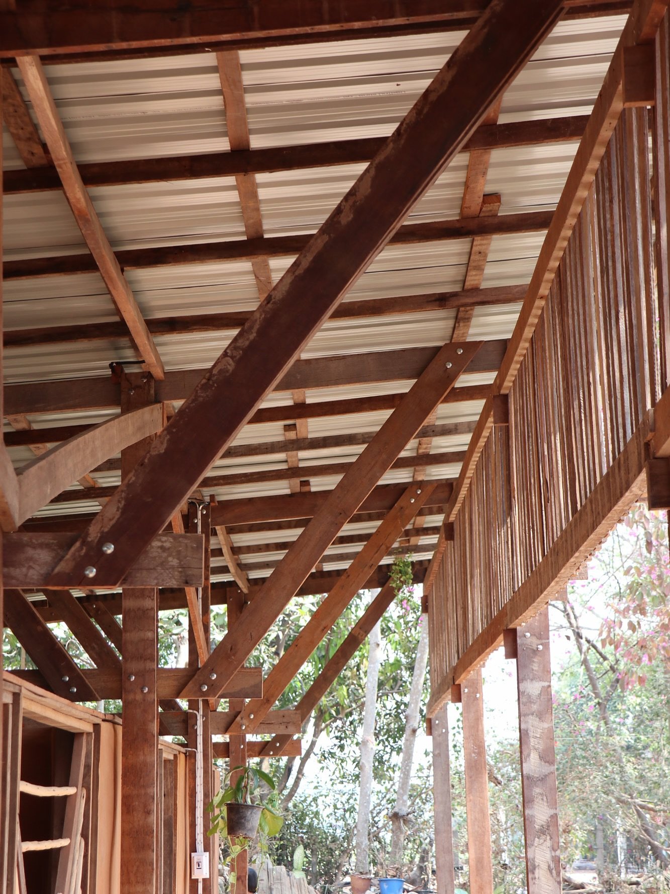 Thailand 2025 &mdash; CDTC / Huay Ka Loke School, Mae Sot

F&uuml;r den Bau des Dachstuhls der neuen Klassenr&auml;ume setzten wir auf recyceltes Teakholz aus regionalem Handel. F&uuml;nf Haupttr&auml;ger wurden vorgefertigt und nach Aufrichten durch