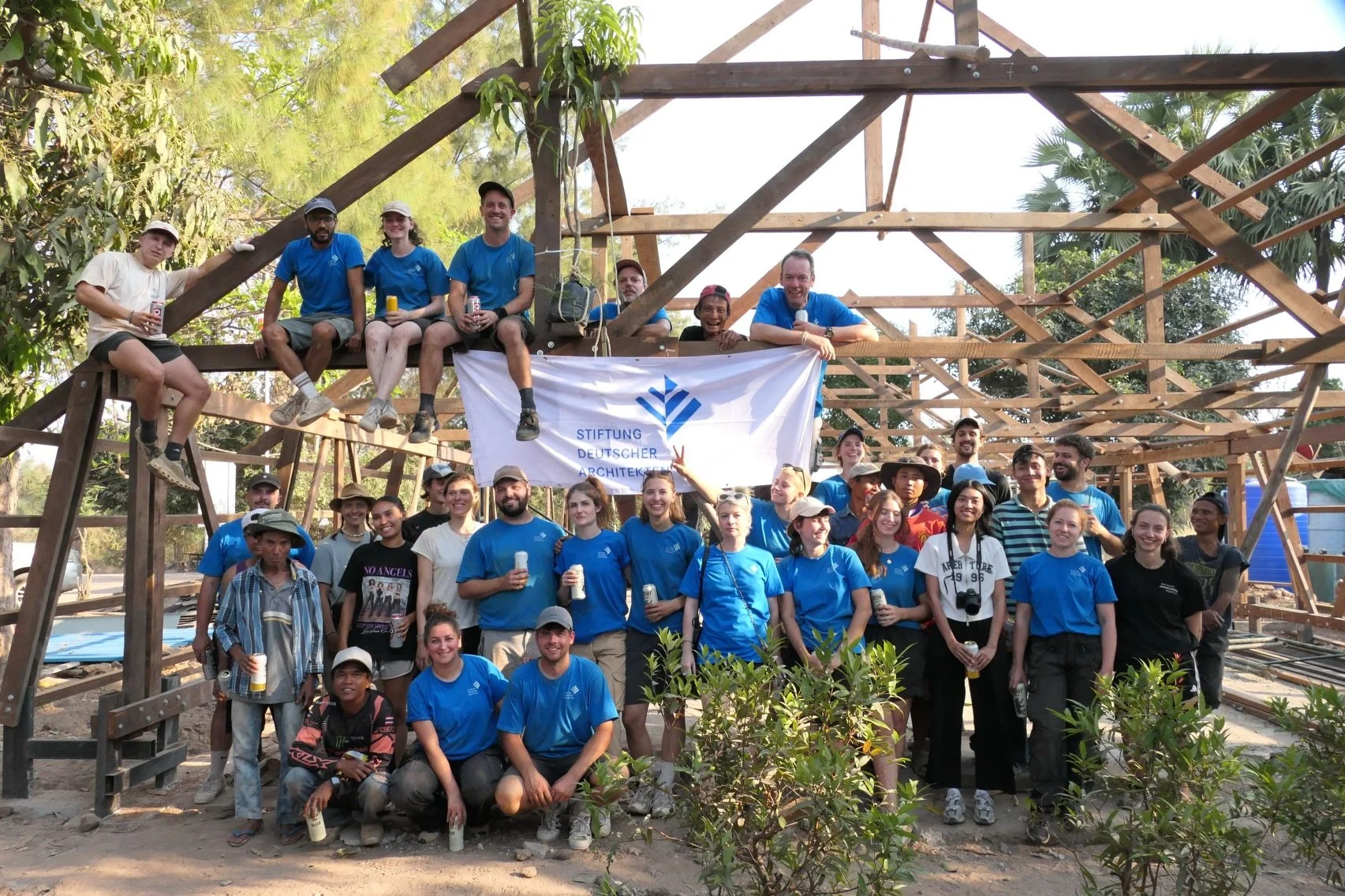 Thailand 2026 - AH YONE OO, Mae Sot

Im Januar und Februar 2026 waren wir zum dritten Mal in Folge mit der Stiftung Deutscher Architekten in Mae Sot. Im Rahmen des Hands On Formats waren wir sechs Wochen lang in der Thai-Burmesischen Grenzstadt und h