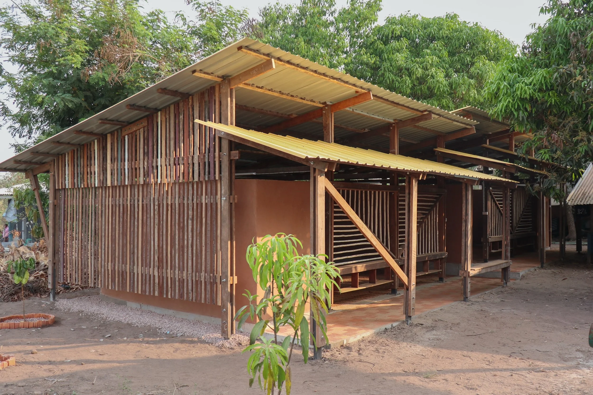 Thailand 2026 - AH YONE OO, Mae Sot

Die Klassenr&auml;ume befinden sich zwischen den Lehrerunterk&uuml;nften, einem ehemaligen H&uuml;hnerstall und den Feldern im Westen. Erschlossen werden die beiden rund 30qm gro&szlig;en R&auml;ume &uuml;ber eine