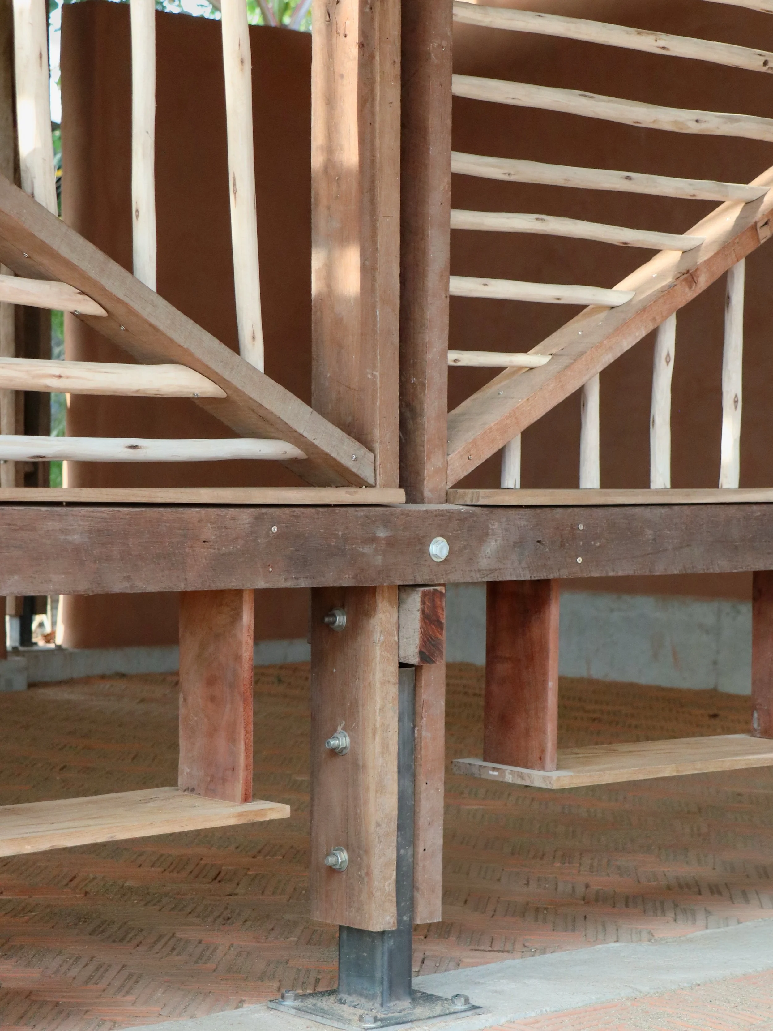 Thailand 2026 - AH YONE OO, Mae Sot

Lehm vom Nachbargrundst&uuml;ck und gebrauchtes Hartholz aus der Stadt. Dazu ein bisschen Beton f&uuml;r die Fundamente, Eukalyptus und Verbindungsmittel aus Stahl sowie sonnengelbes Trapezblech und stranggepresst