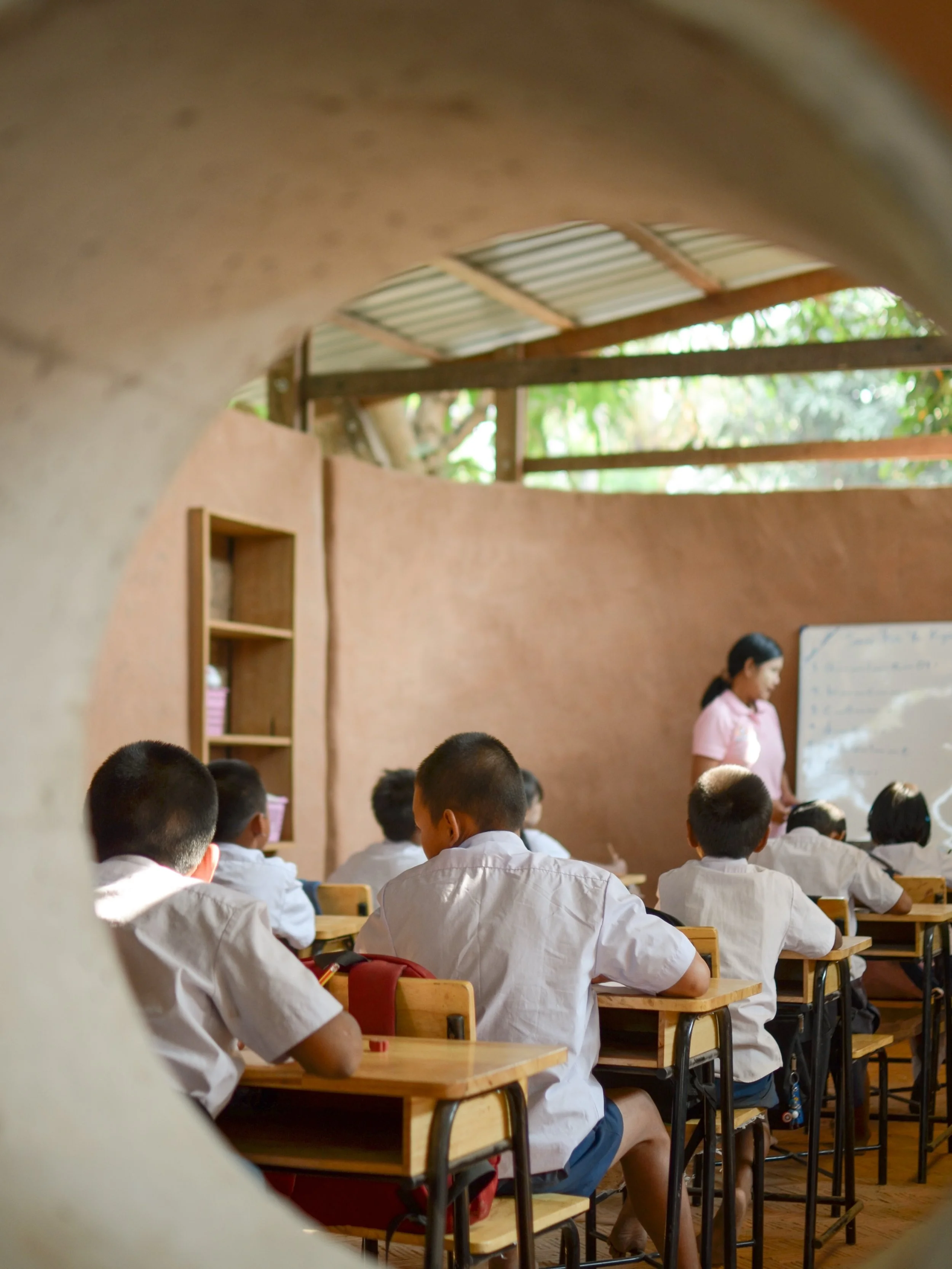 Thailand 2026 - AH YONE OO, Mae Sot

Drei Tage nach &Uuml;bergabe der Klassenr&auml;ume an die Ah Yone Oo School begann der regul&auml;re Unterricht. Die beiden rund 30qm gro&szlig;en R&auml;ume bieten jeweils Platz f&uuml;r etwa 25 Sch&uuml;ler:inne