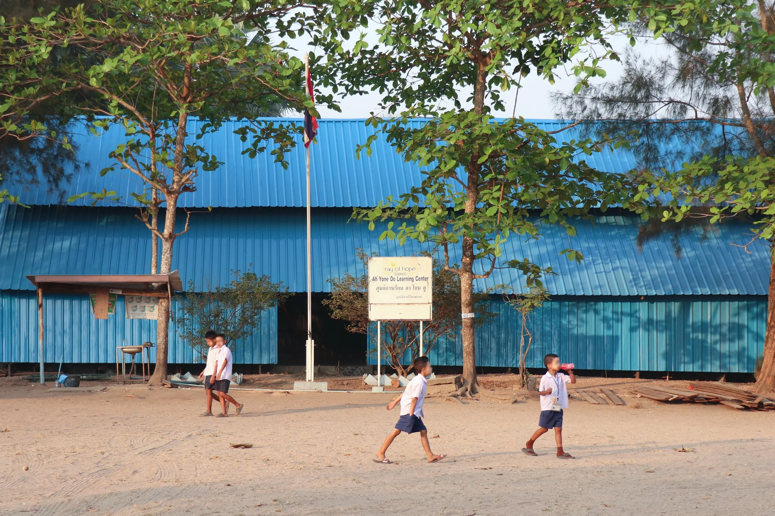 Thailand 2026 - AH YONE OO, Mae Sot

Direkt neben den neuen Klassenr&auml;umen entstand auf dem Fundament der alten Aula ein multifunktionaler Versammlungsraum f&uuml;r die gesamte Schule. Mit rund 9 Metern Breite, 20 Metern L&auml;nge und 6 Metern H