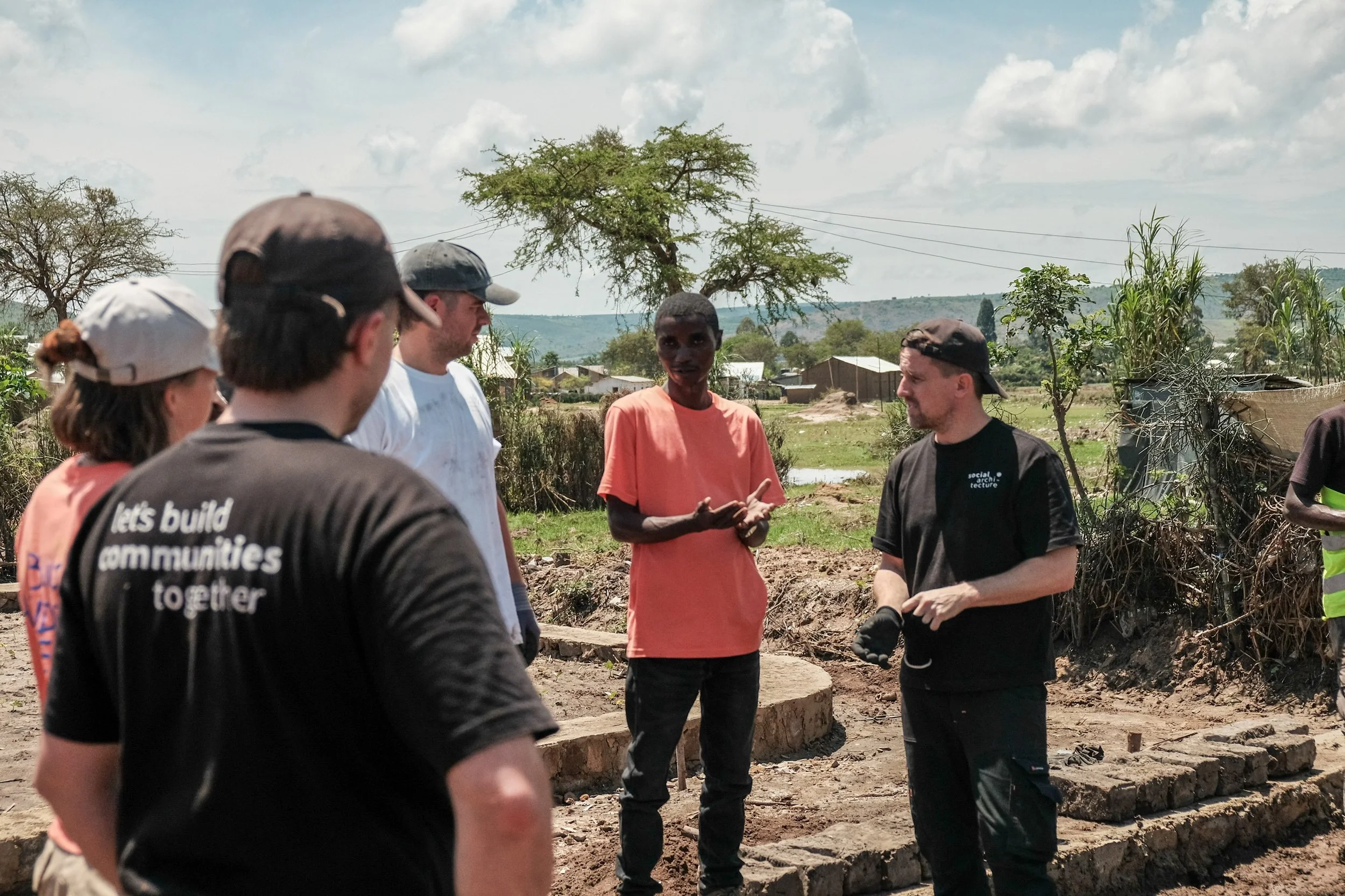 SUCCESS ROOTS &ndash; Nakivale, Uganda 2026

Angekommen in Nakivale! 

Wir wurden herzlich empfangen: von Schuldirektor Ndagano, den lokalen Arbeitern, dem Schulkollegium und den Sch&uuml;ler:innen der Wake-Up-School. Nur der Regen hat es sich nicht 