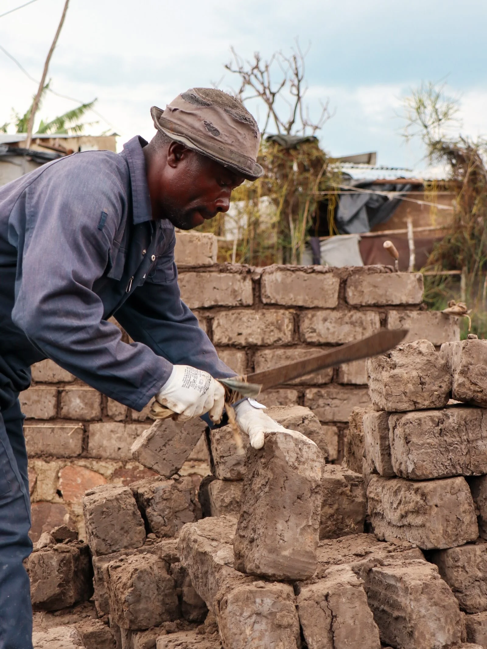 Nakivale, Uganda 2026

Erst zwei Tage auf der Baustelle und die ersten Steine sind schon gelegt! 

Nach dem regnerischen Start war der Boden perfekt aufgeweicht f&uuml;r Fundamentaushub und Bodennivellierung. Der Entwurf wurde mit der Schule konkreti