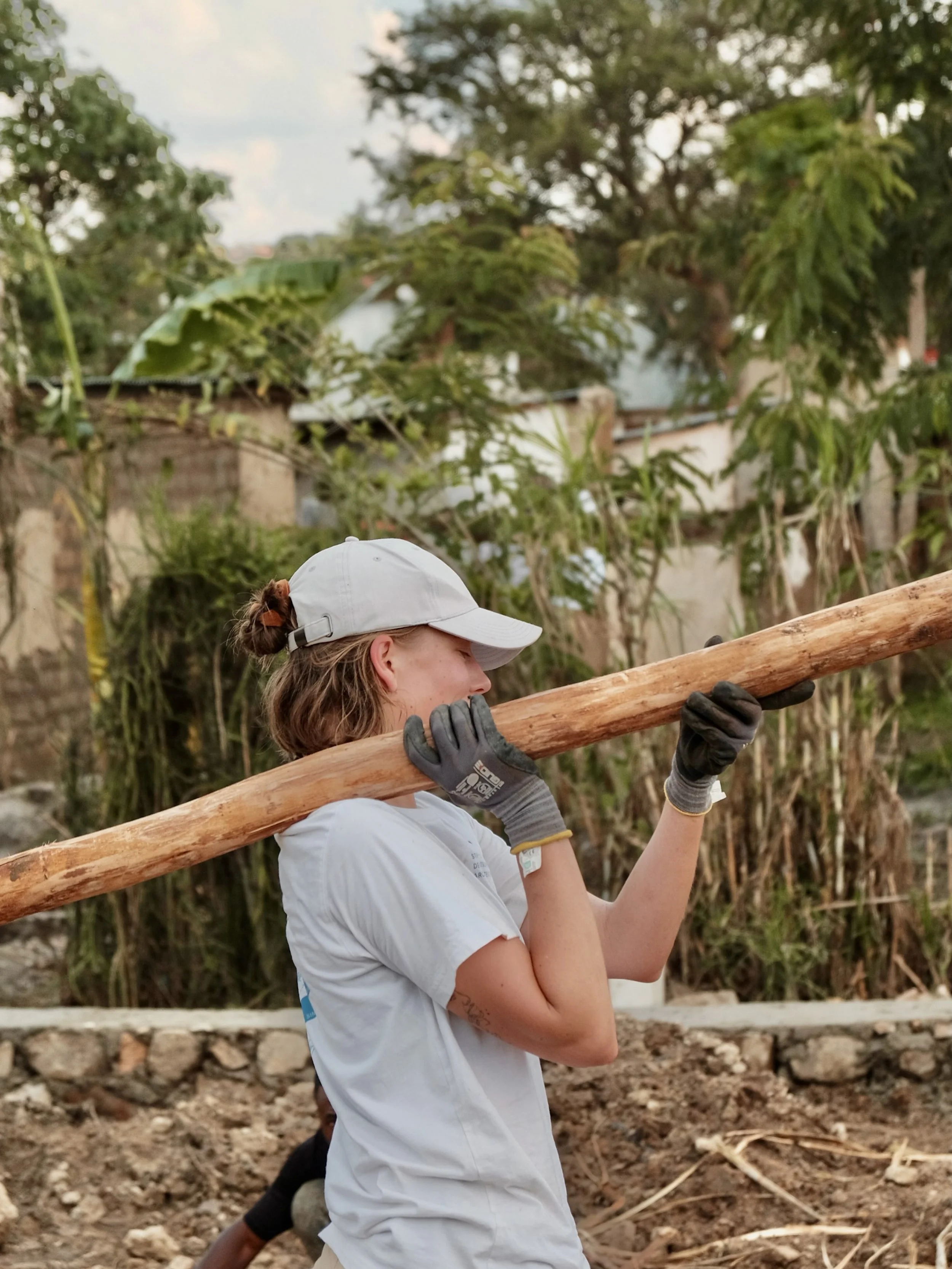 Nakivale, Uganda 2026

Die erste Woche ist wie im Flug vergangen und trotzdem haben wir schon einiges geschafft. Der erste Klassenraum ist komplett gemauert und auch beim zweiten geht es bereits voran.

W&auml;hrend die ersten Tage vor allem von Vorb