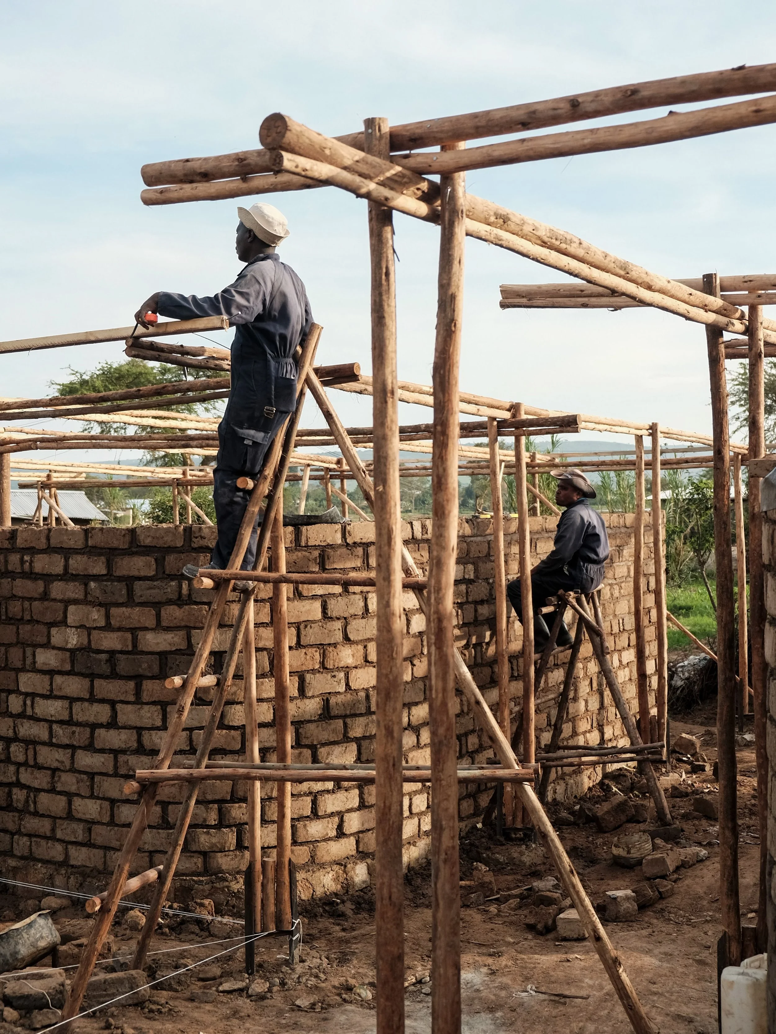 SUCCESS ROOTS - Nakivale, Uganda 2026

Morgen ist unser letzter Tag auf der Baustelle. Kaum zu glauben, wie schnell die Zeit vergangen ist! 

Die Klassenr&auml;ume stehen, die Aula w&auml;chst. Jetzt z&auml;hlt jede Stunde: Wir setzen Priorit&auml;te