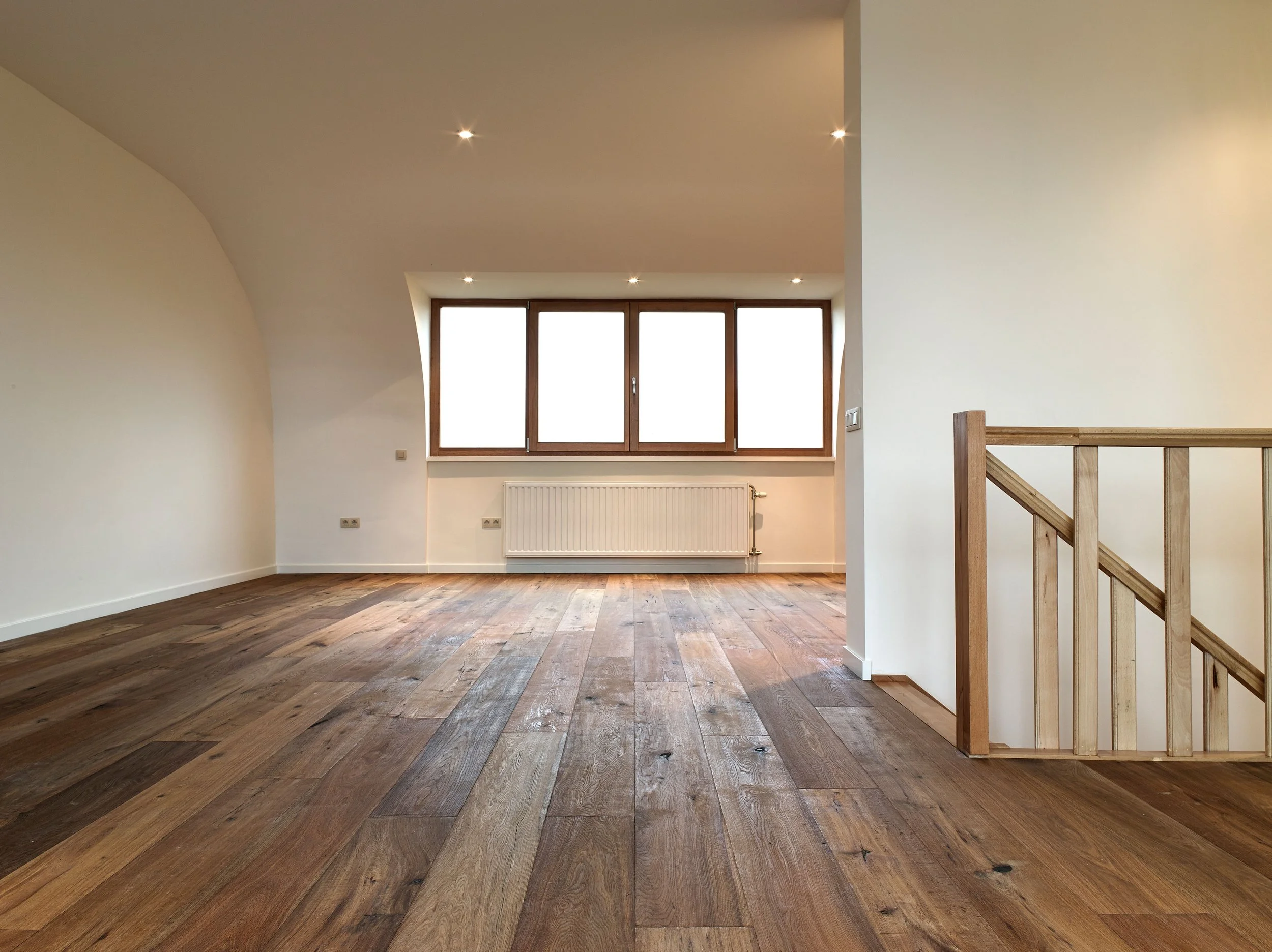 modern-interior-with-wooden-floor-min.jpg