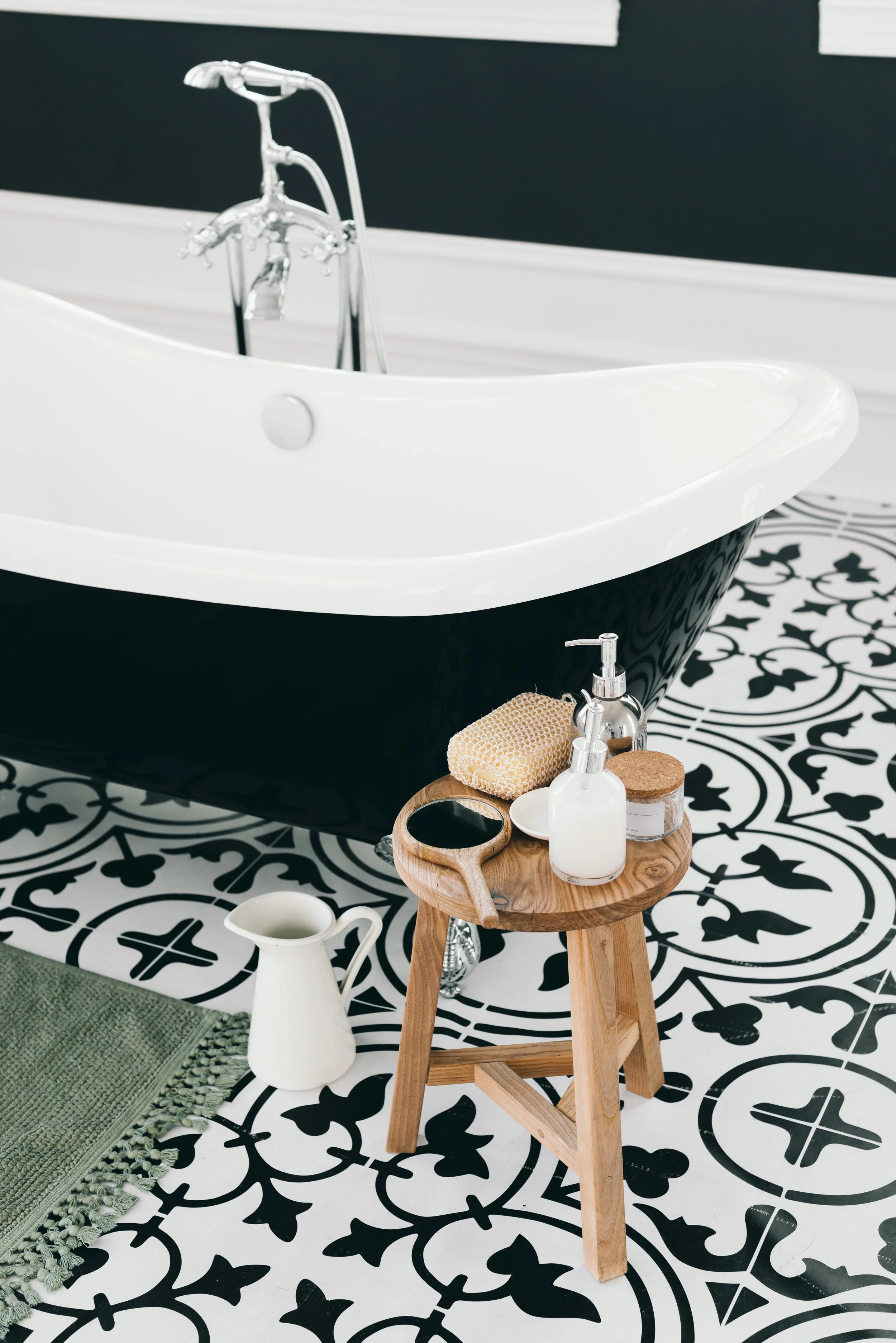 elegant-bathtub-with-bath-elements.jpg