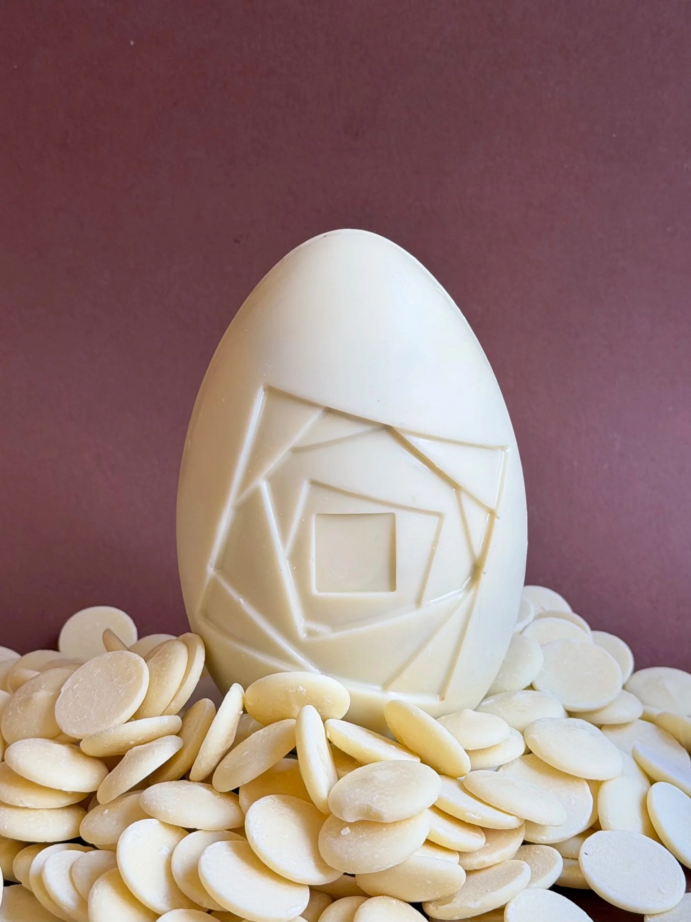 Huevo de Pascua artesanal de chocolate blanco con praliné