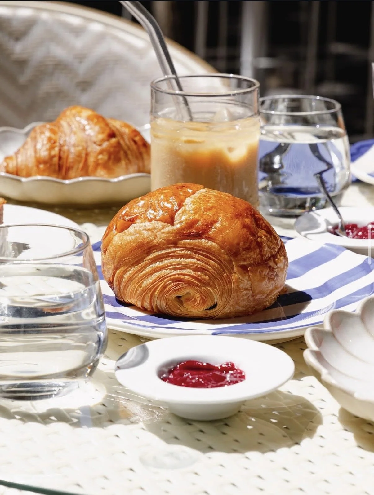 Brunch con tostada de aguacate, huevos Benedict y café recién hecho