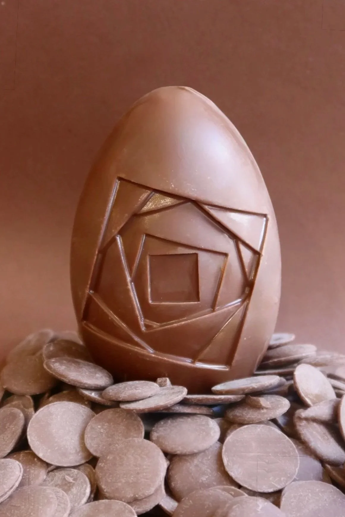 Huevo de Pascua de chocolate con leche y praliné, delicioso para Semana Santa