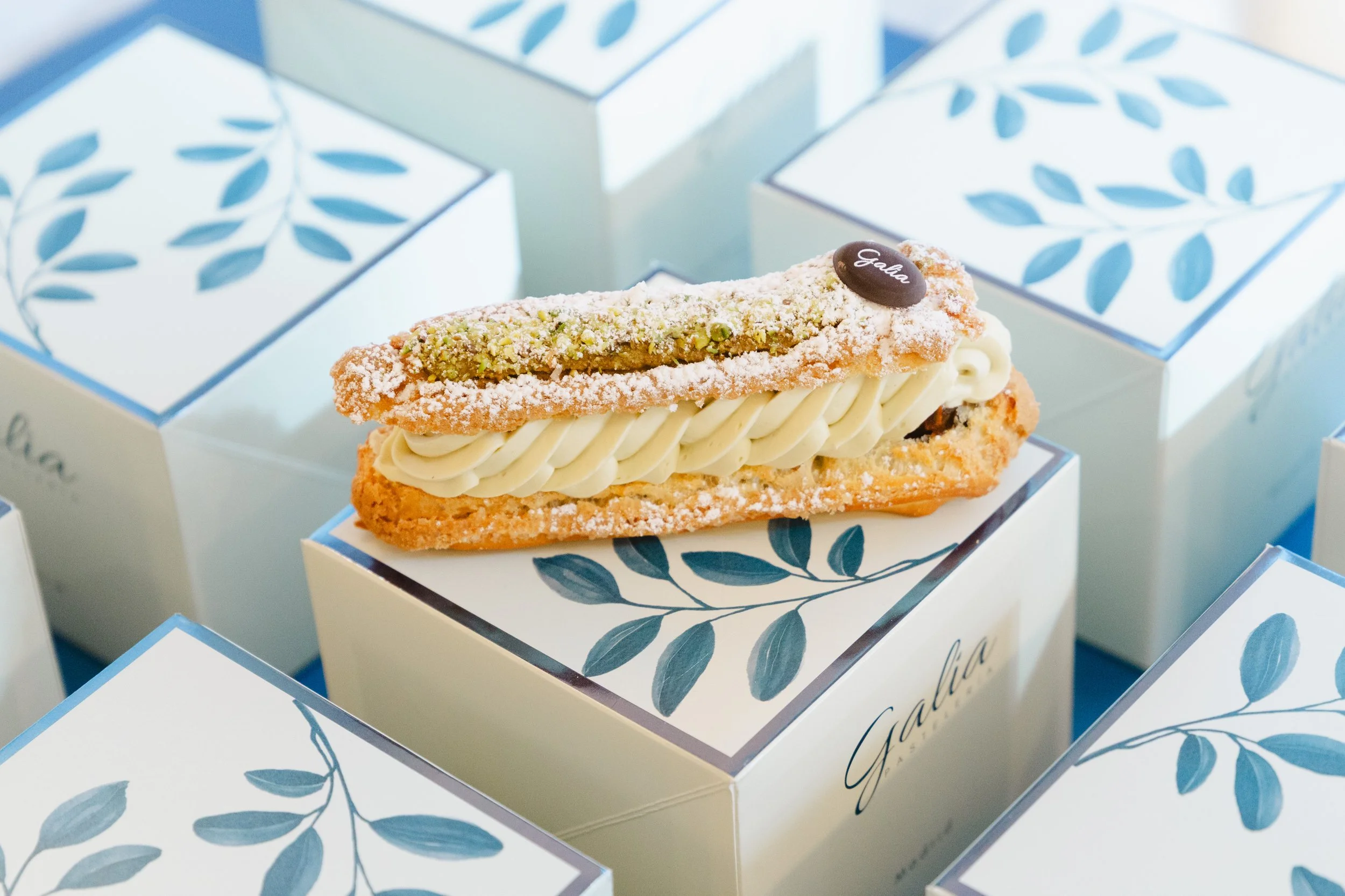 Éclair francés de pistacho, un postre dulce, cremoso y ligero, perfecto para disfrutar con un buen café.