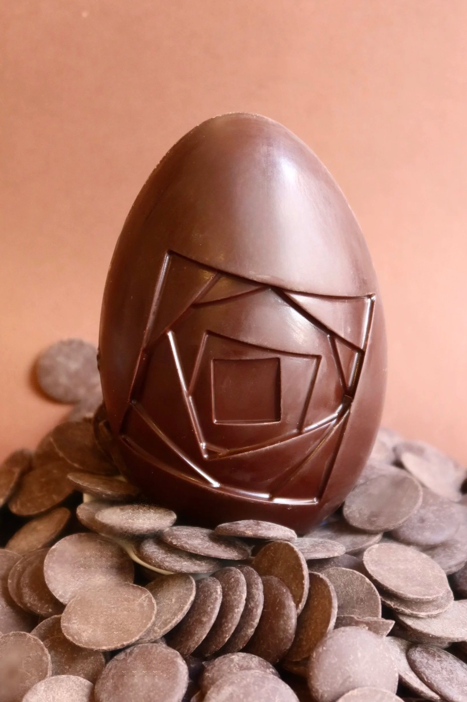 Huevo de Pascua de chocolate negro sin leche, vegano y artesanal