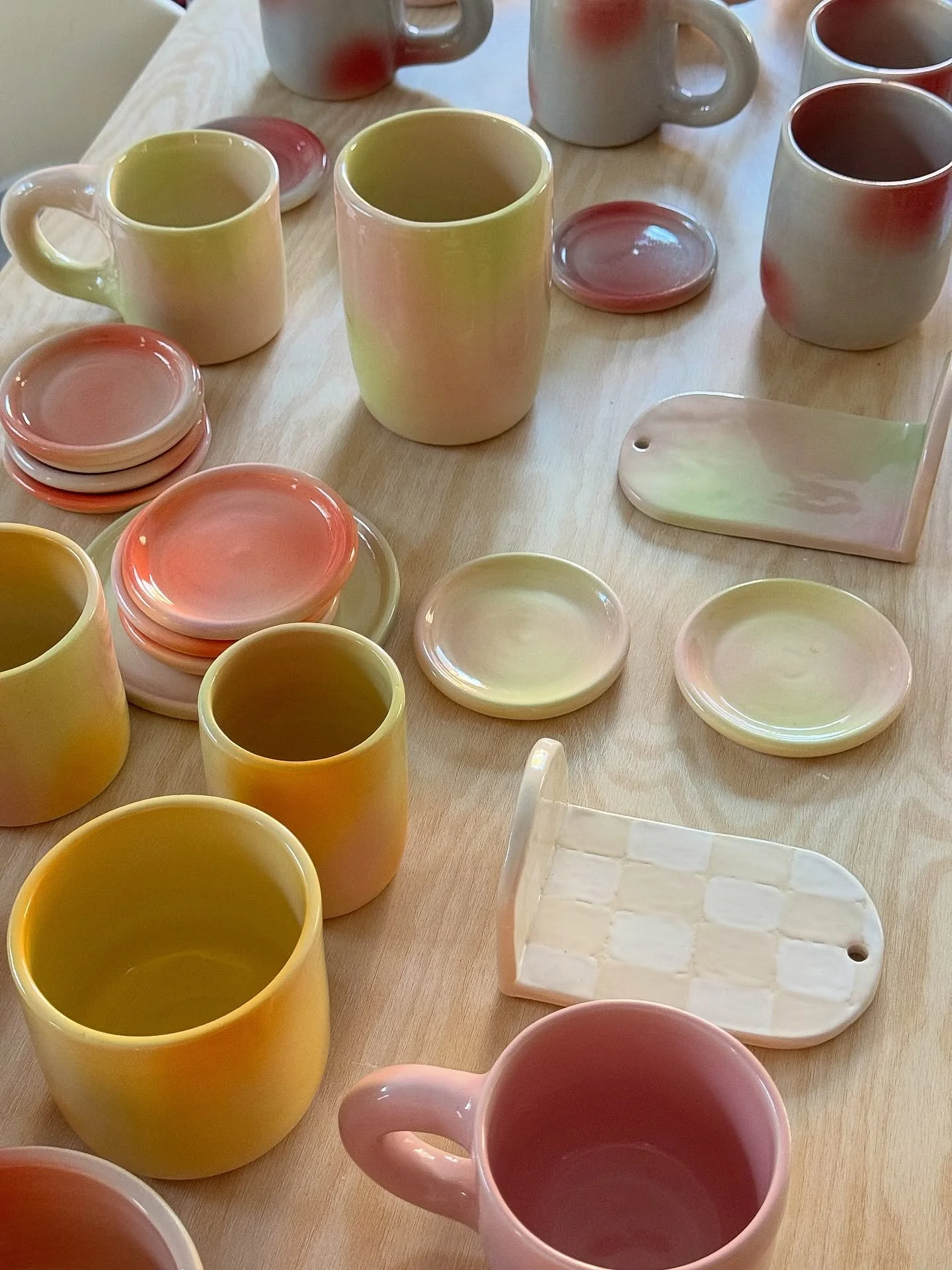 So pretty all together 🙌🏻

#ceramics #pottery #airbrushing #handmadeceramics