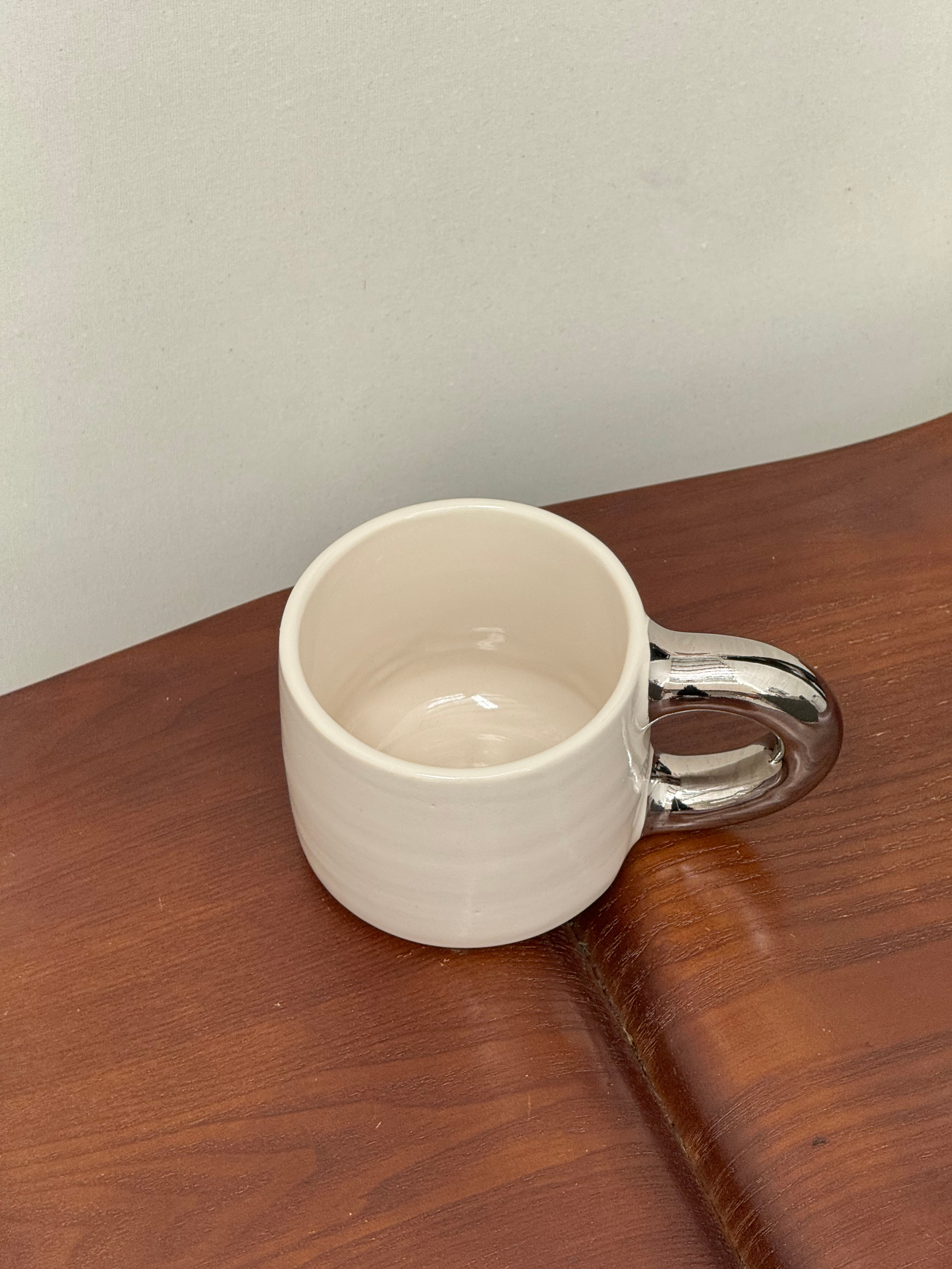 cream: chrome handle mug