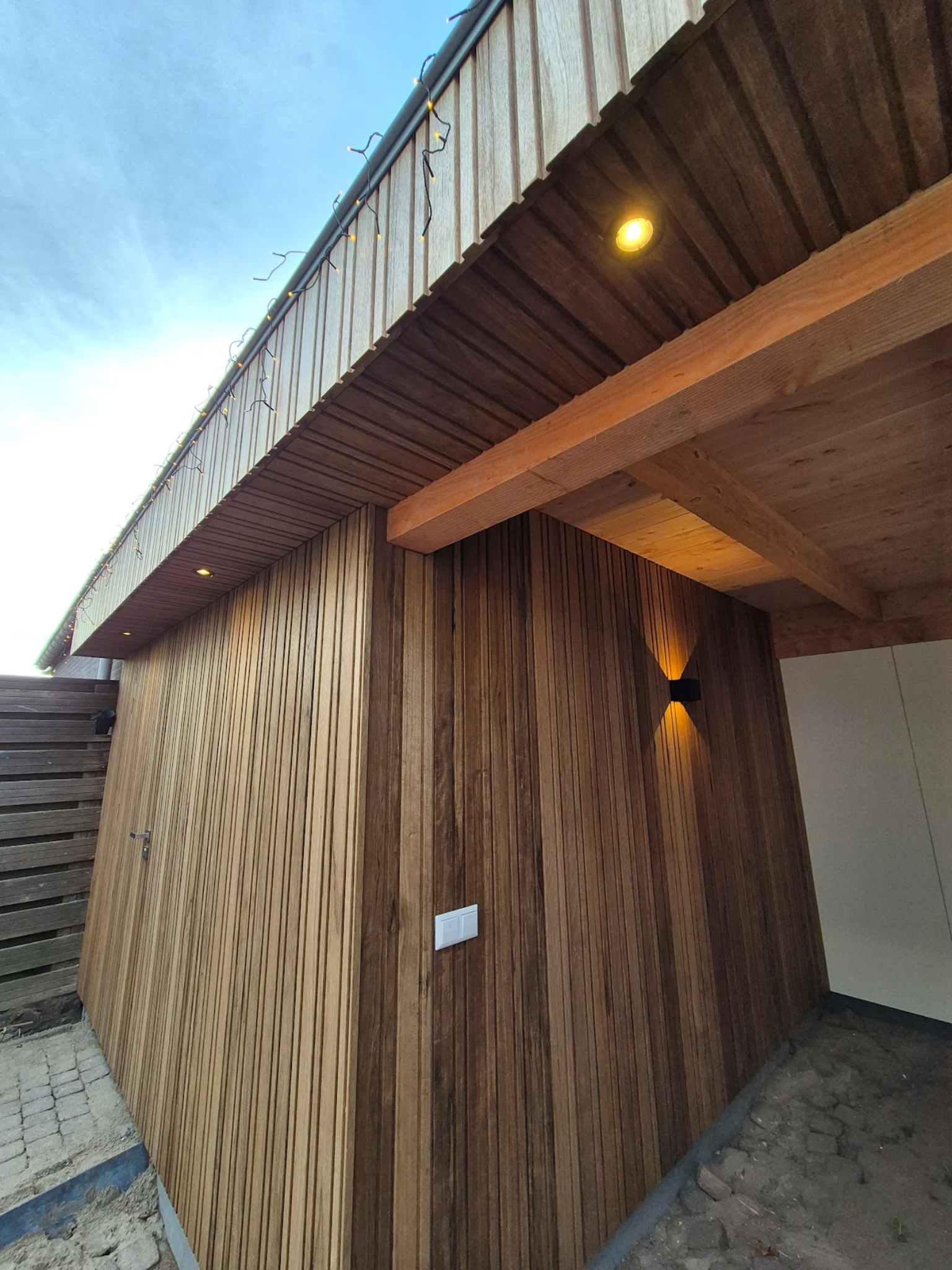 schuur en overkapping in de tuin netjes gewerkt