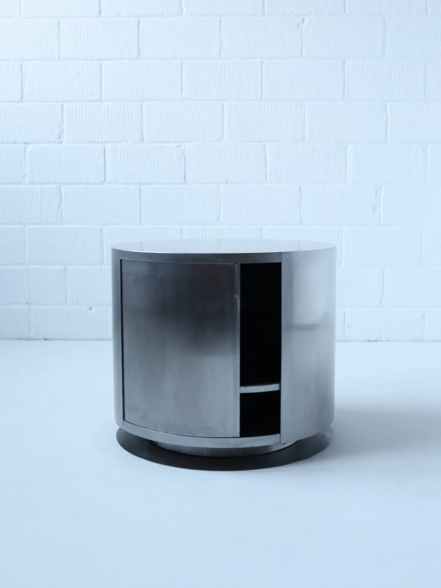 70s costume made Aluminium Bar Cabinet

DM for price and more information 

H74 x &Oslash;85 cm