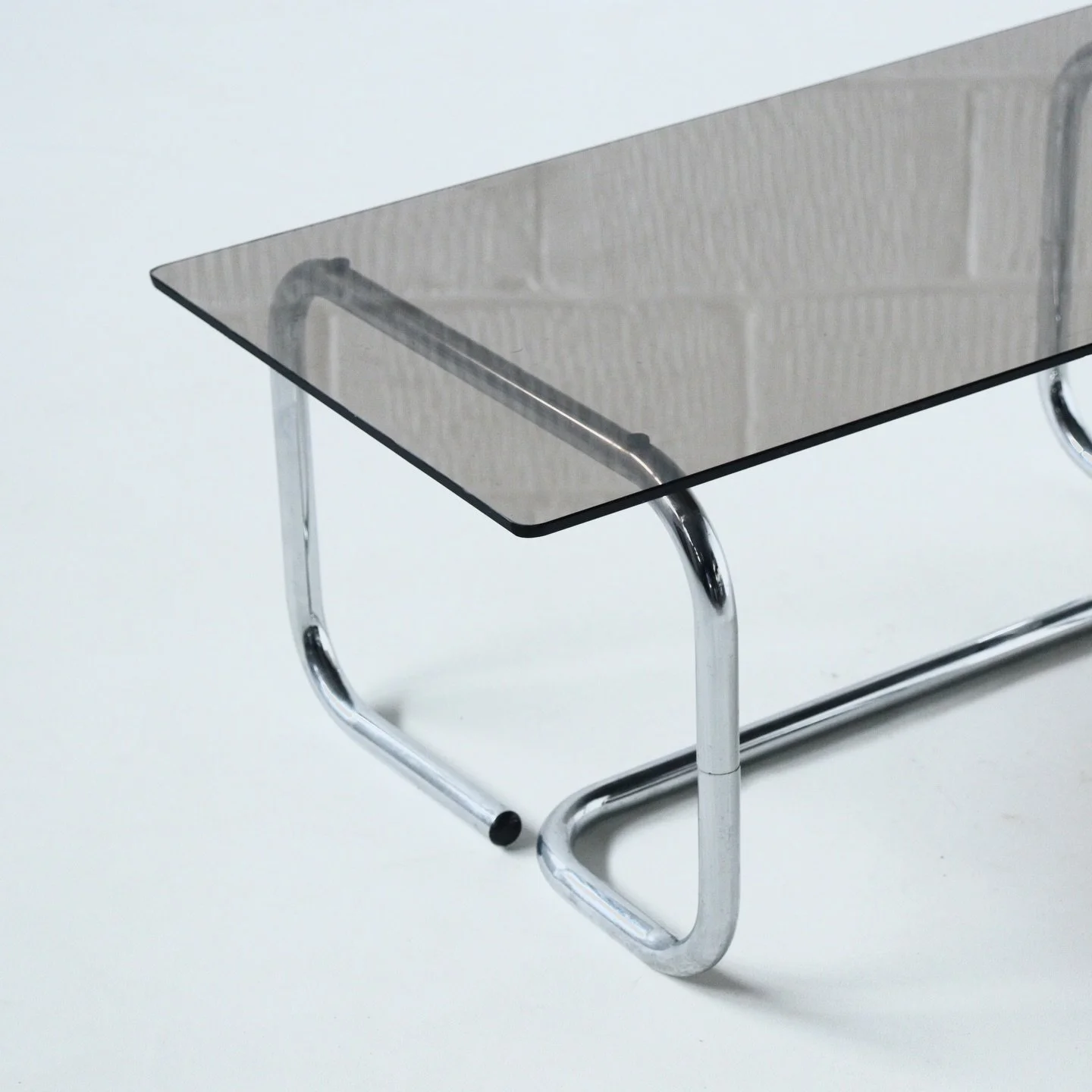 Vintage glass and chrome coffee table. No designer, no manufacturer &mdash; just timeless.

DM for price and more information 

90 &times; 45 &times; 36 cm