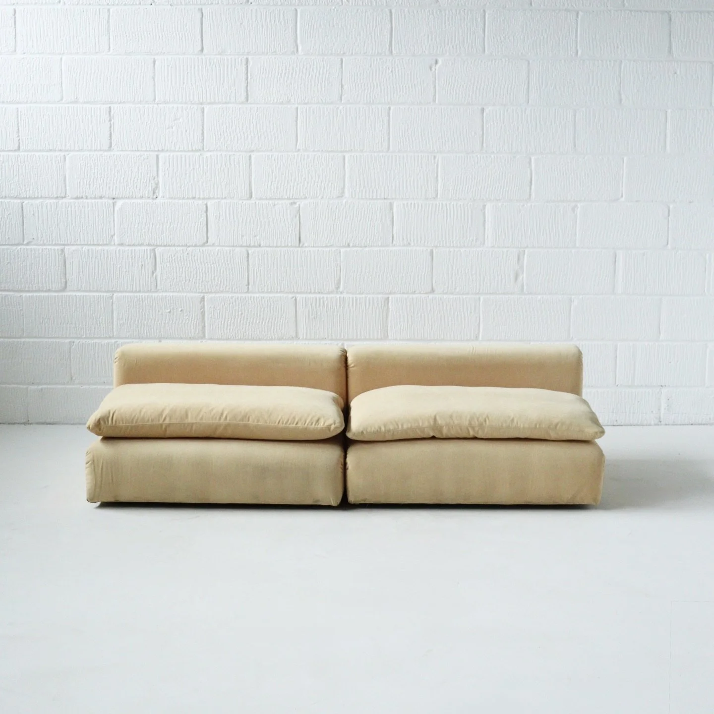 Vintage Modular Sofa in Butter Yellow Velour, 1970s

Dm for price and more information