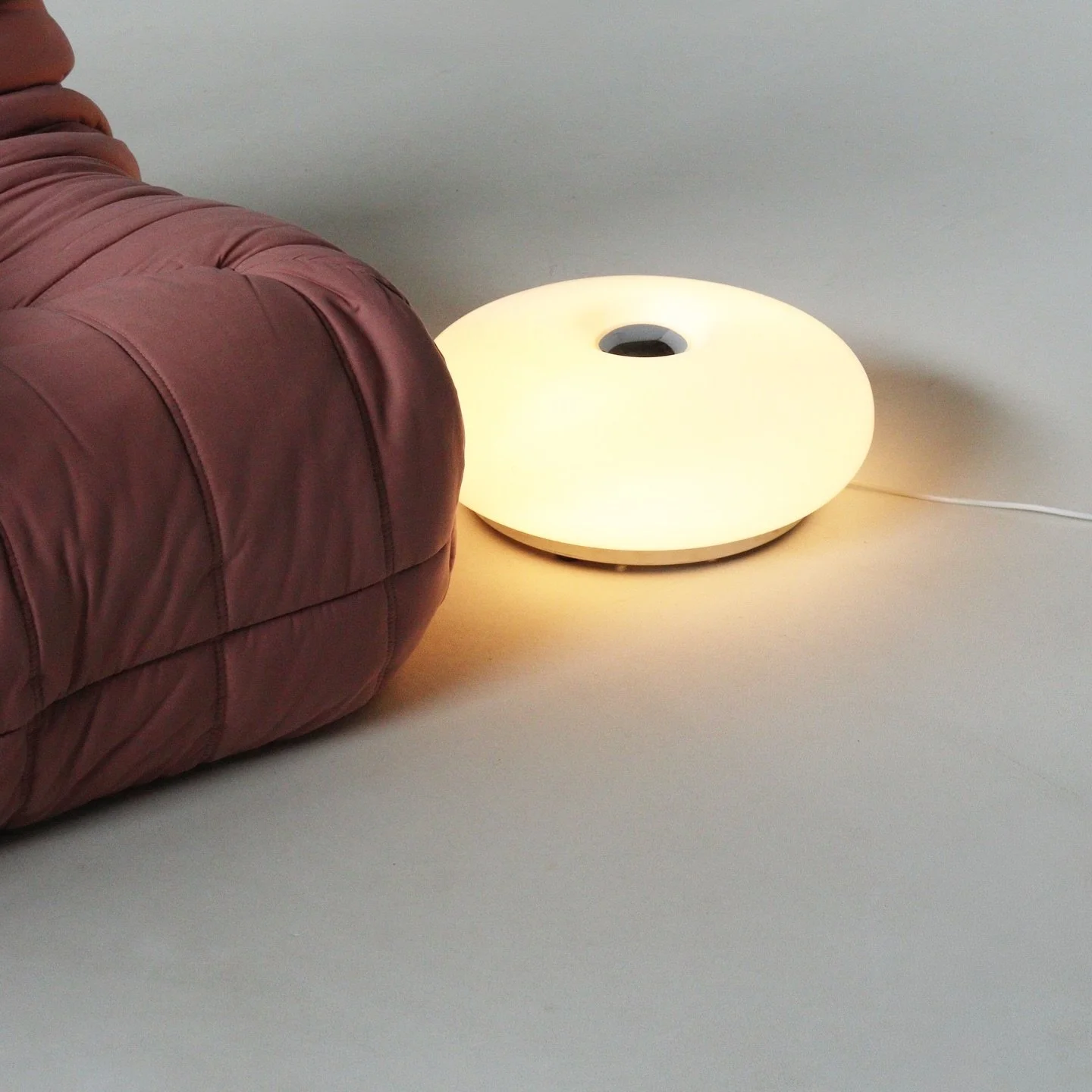 Vintage floor lamp/ table lamp, 1970s Italy

DM for price and more information 

&Oslash;45, height 12 cm