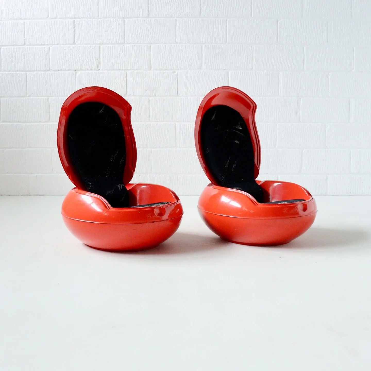 Happy easter! 🐣

Pair of garden egg chairs by Peter Ghyczy 

DM for price and more information