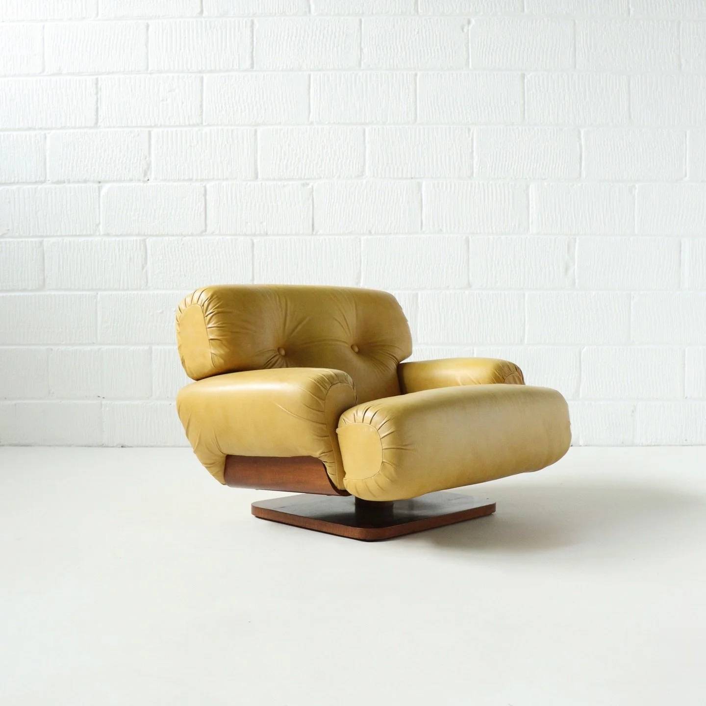 Pair of vintage Italian lounge chairs, 1970s

DM for price and more information
