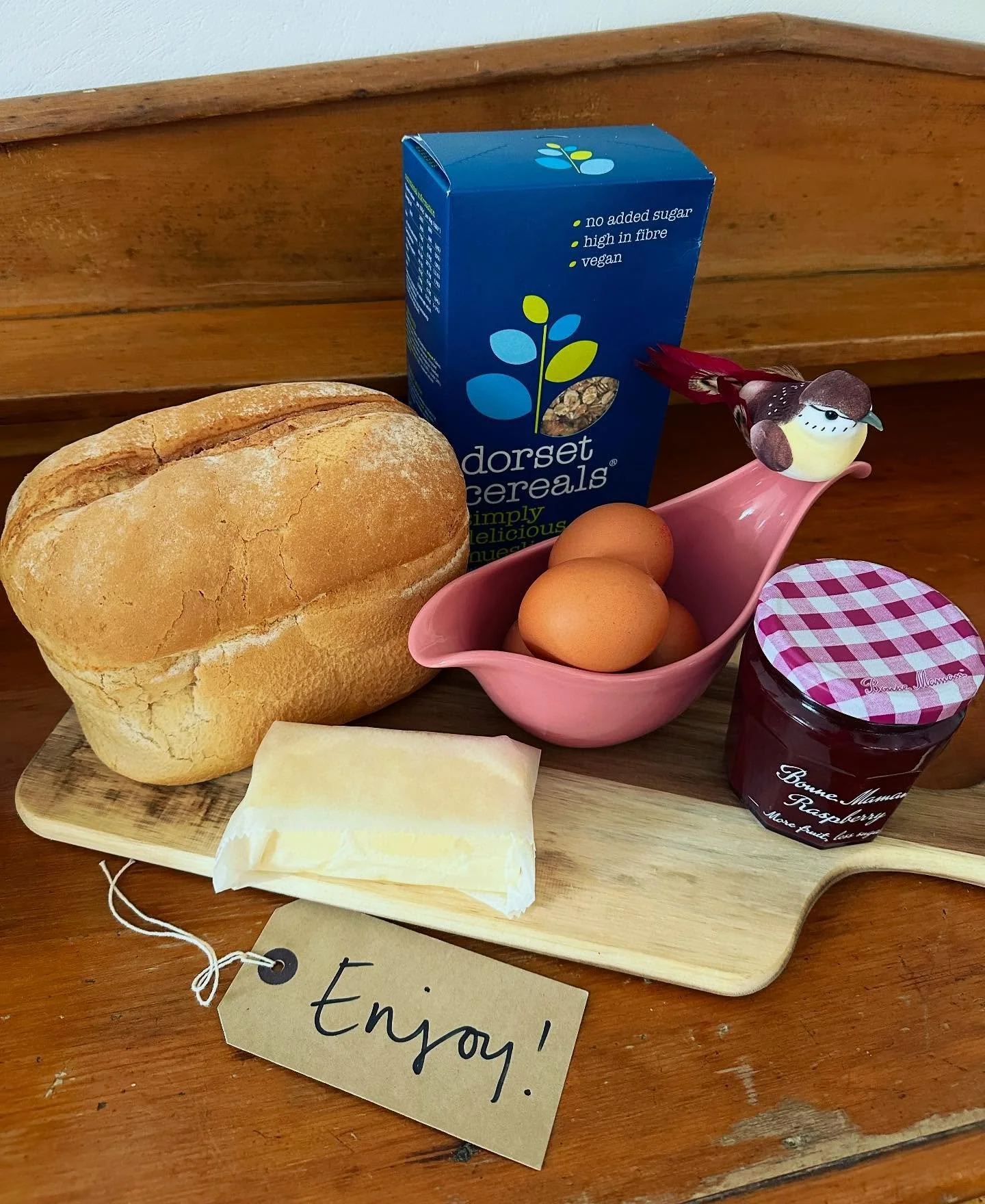 A little birdie tells me that you get treats when you book The Hayloft for two nights or more 🥰 #edibletreats #welcomeparcel #breadbutterjam #eggsmilkcereal #coffeeteasugar #thehayloft_somerset #privatespa#gloriousplacestostay #luxury #private #roma