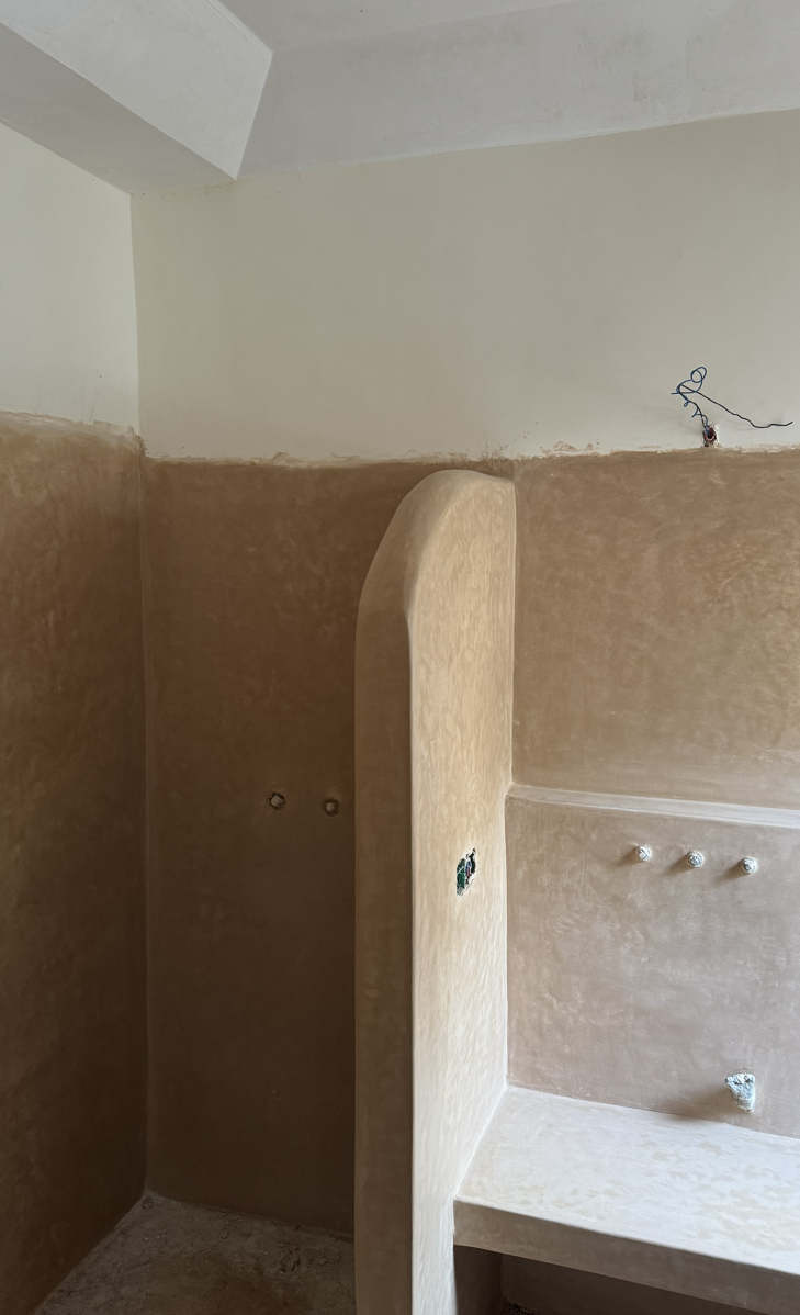 03/2026: The Tadelakt has been fully applied and now needs to dry for several weeks.