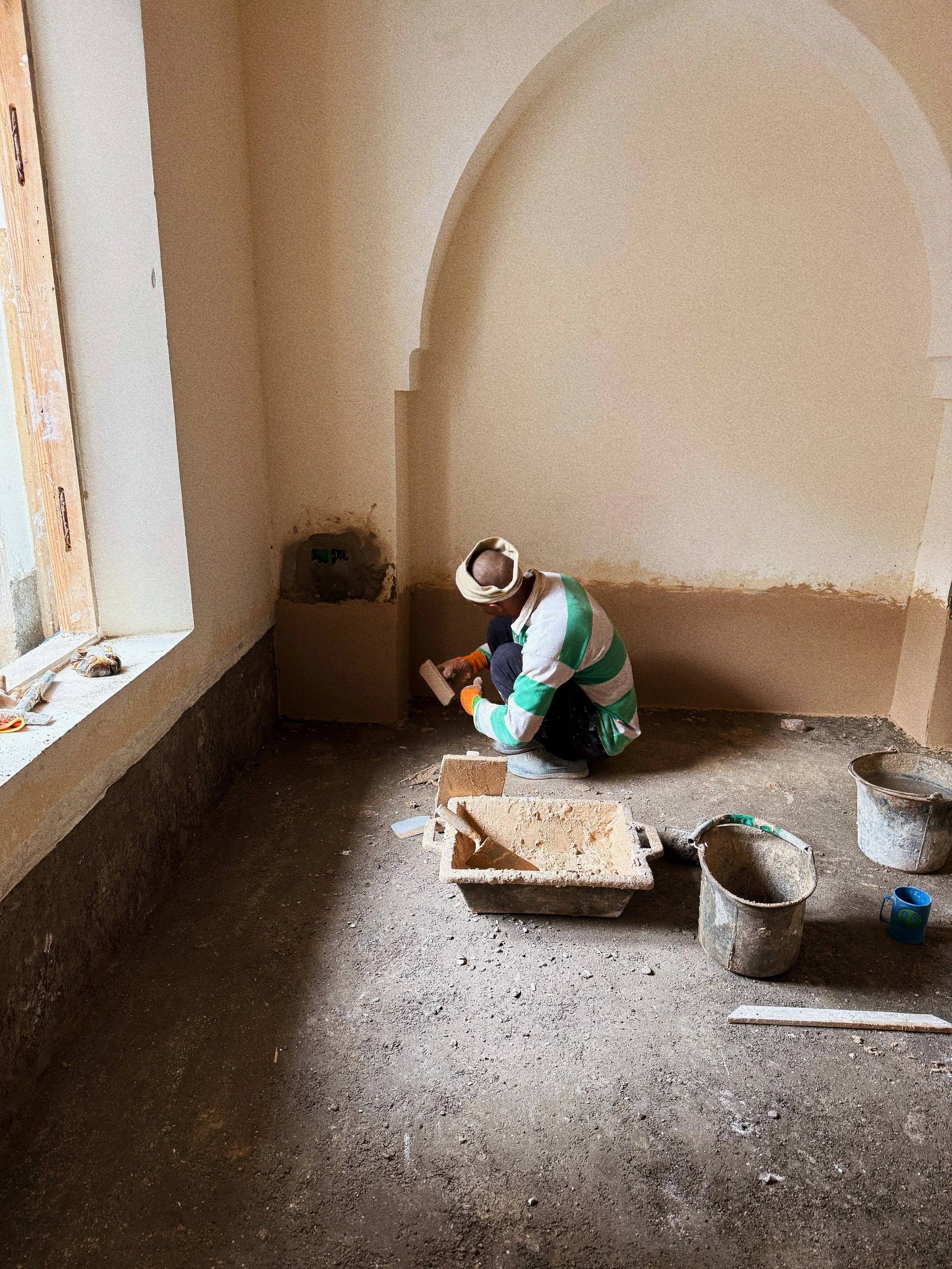 03/2026: The surface work with the traditional Tadelakt lime plaster is in full swing.