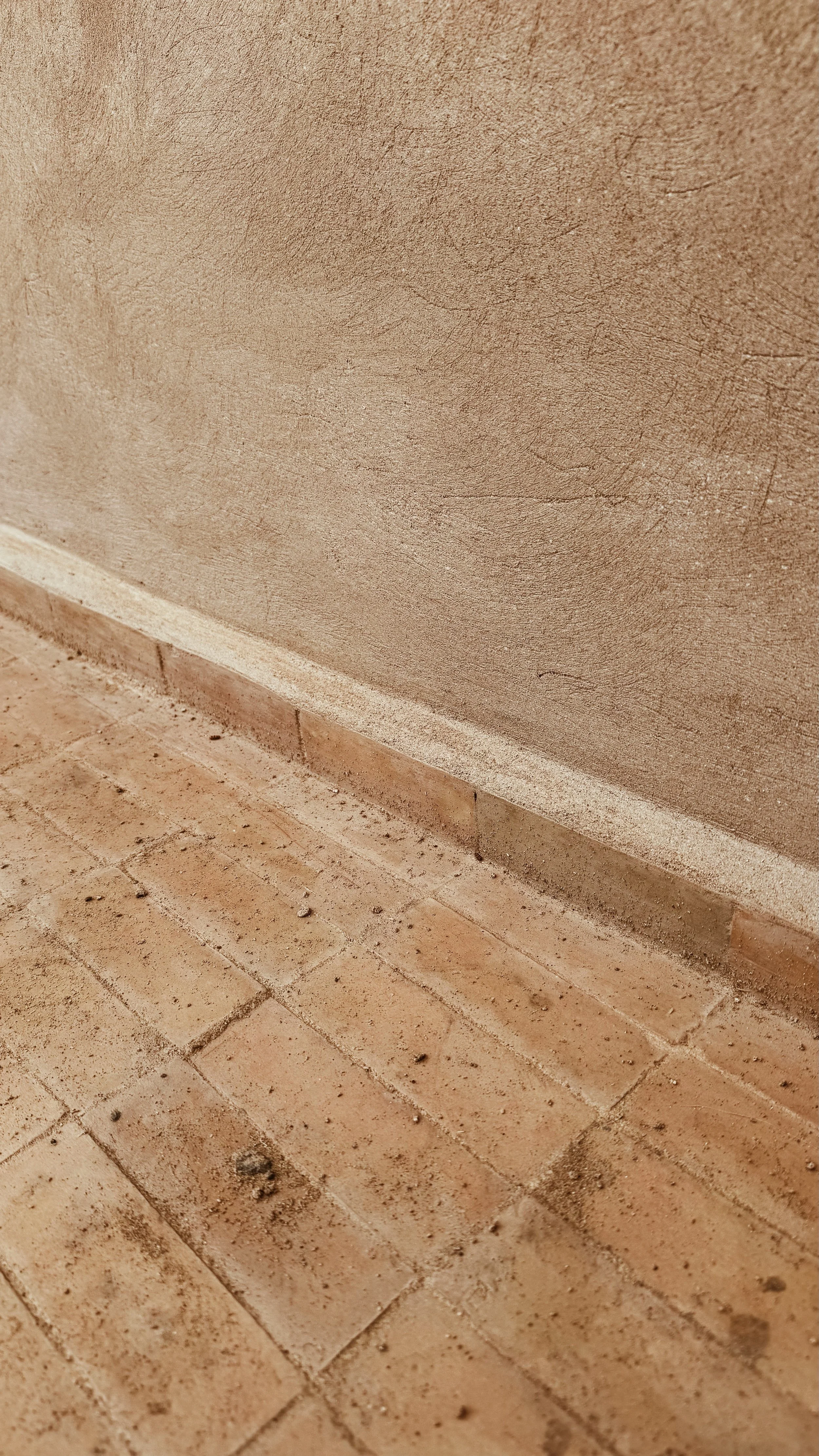 03/2026: The laying of the Bejmat tiles has been finished on the terrace.