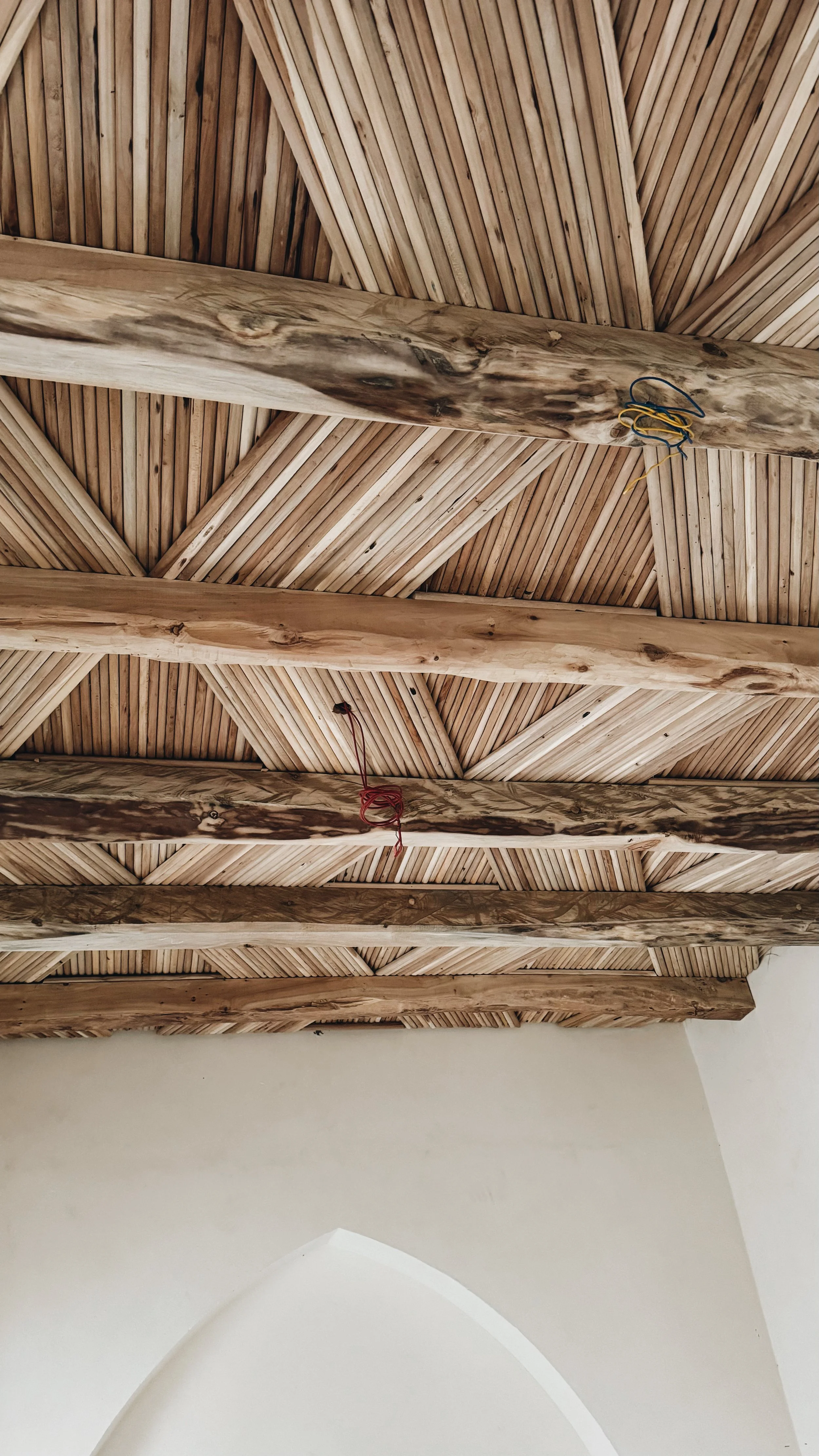 03/2026: The installation of the ceilings has already been completed.