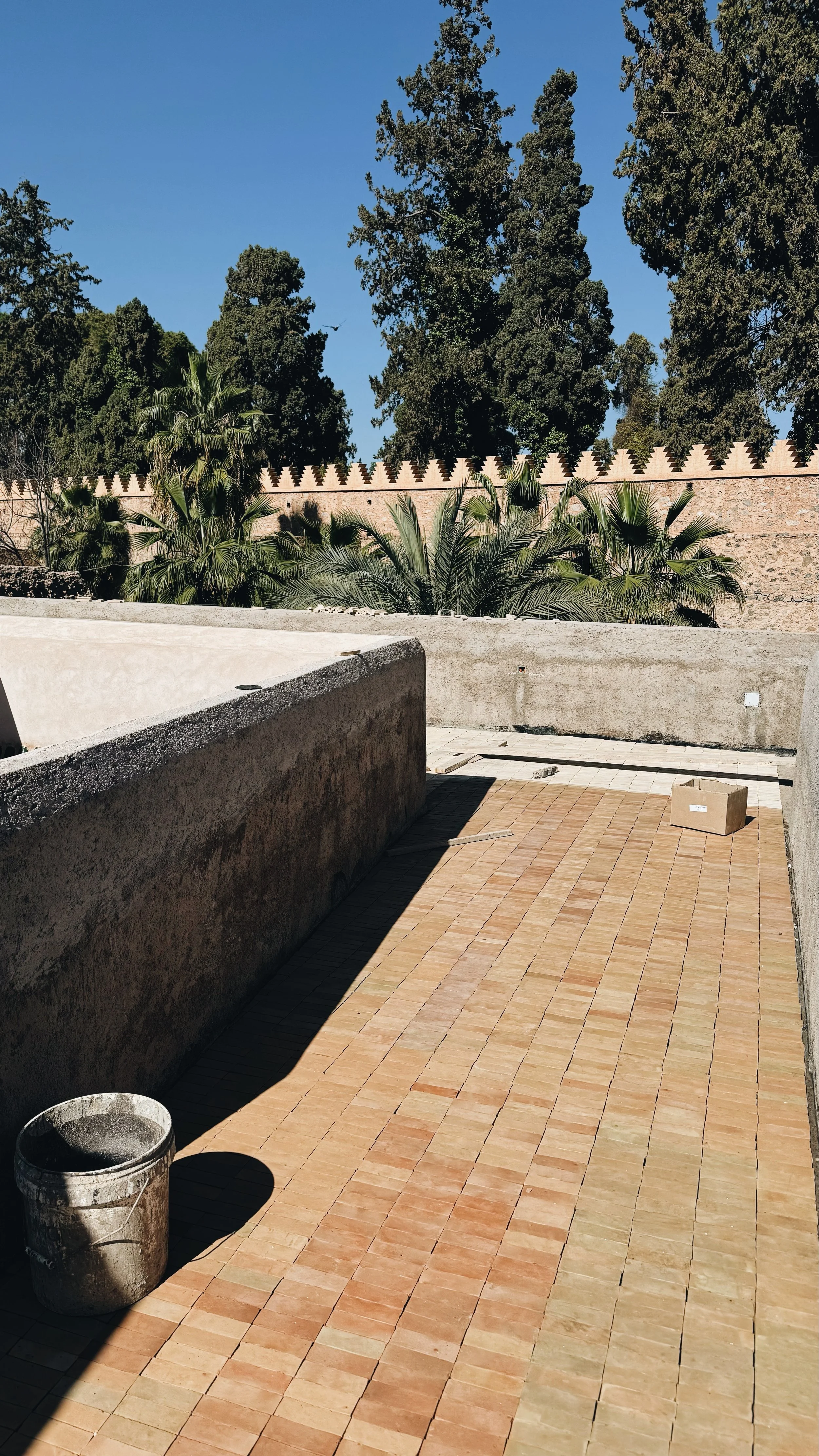 03/2026: The laying of the Bejmat tiles has been finished on the terrace.