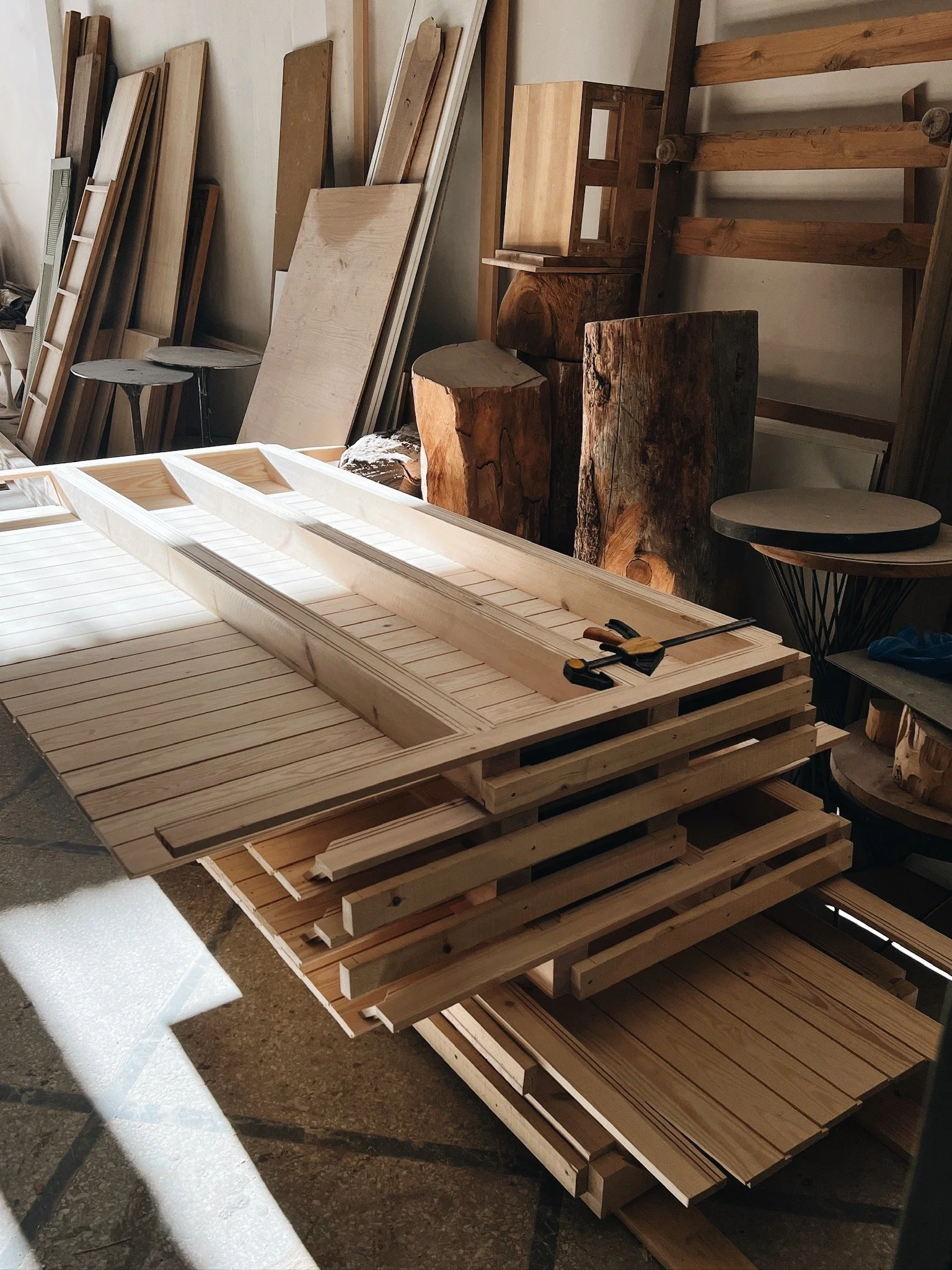 01/2026: Meanwhile, the wooden ceilings, windows, and railings are being made in the carpentry workshop