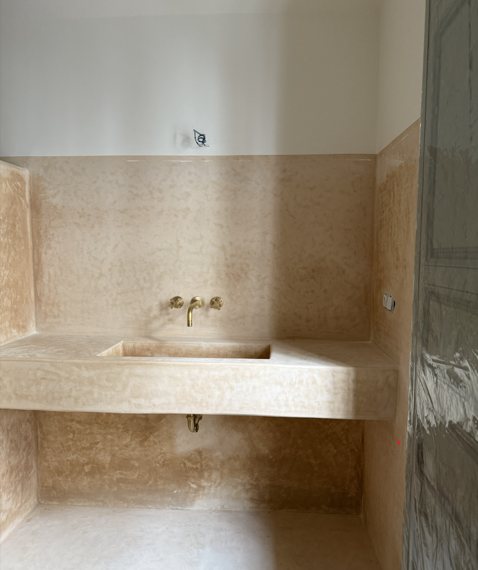04/2026: The brass fixtures have already been installed.