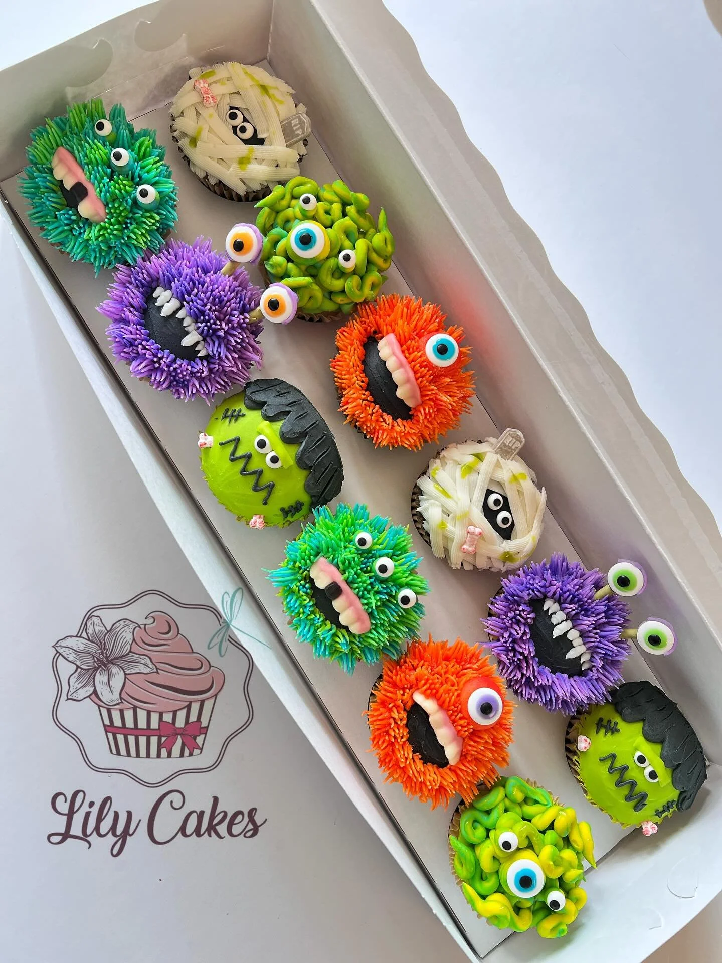 😁Smiles are free... but they have a priceless value. They&rsquo;re just a few seconds that lift your spirits and your heart. Make sure you smile at someone today! 💚💜🧡

#lilycakestylertx #cupcakes #buttercream #monstercupcakes