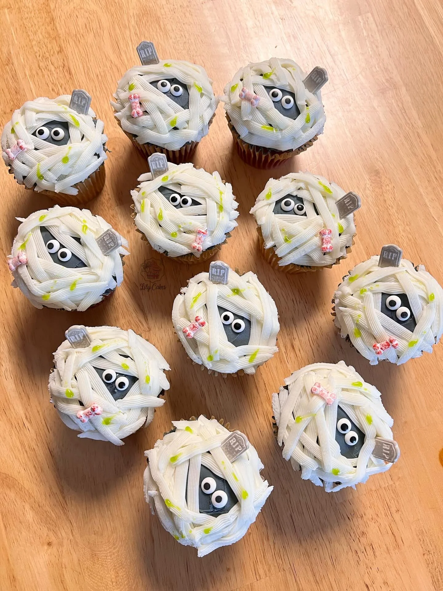 Cold day 🥶 makes me want to be wrapped up like these mummies!! 😬
Stay warm out there! ❄️🌤️

#lilycakestylertx #cupcakes #buttercream #mummy #mummycupcakes #funmoments