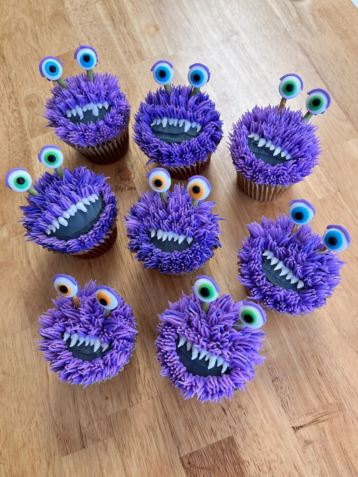 They couldn&rsquo;t be more terrifying!! 😱
Monsters with sugar eyes and sharp gummy teeth! 😬😆

They are so much fun to make!! 💜

#lilycakestylertx #buttercream #cupcakes #cutemonster