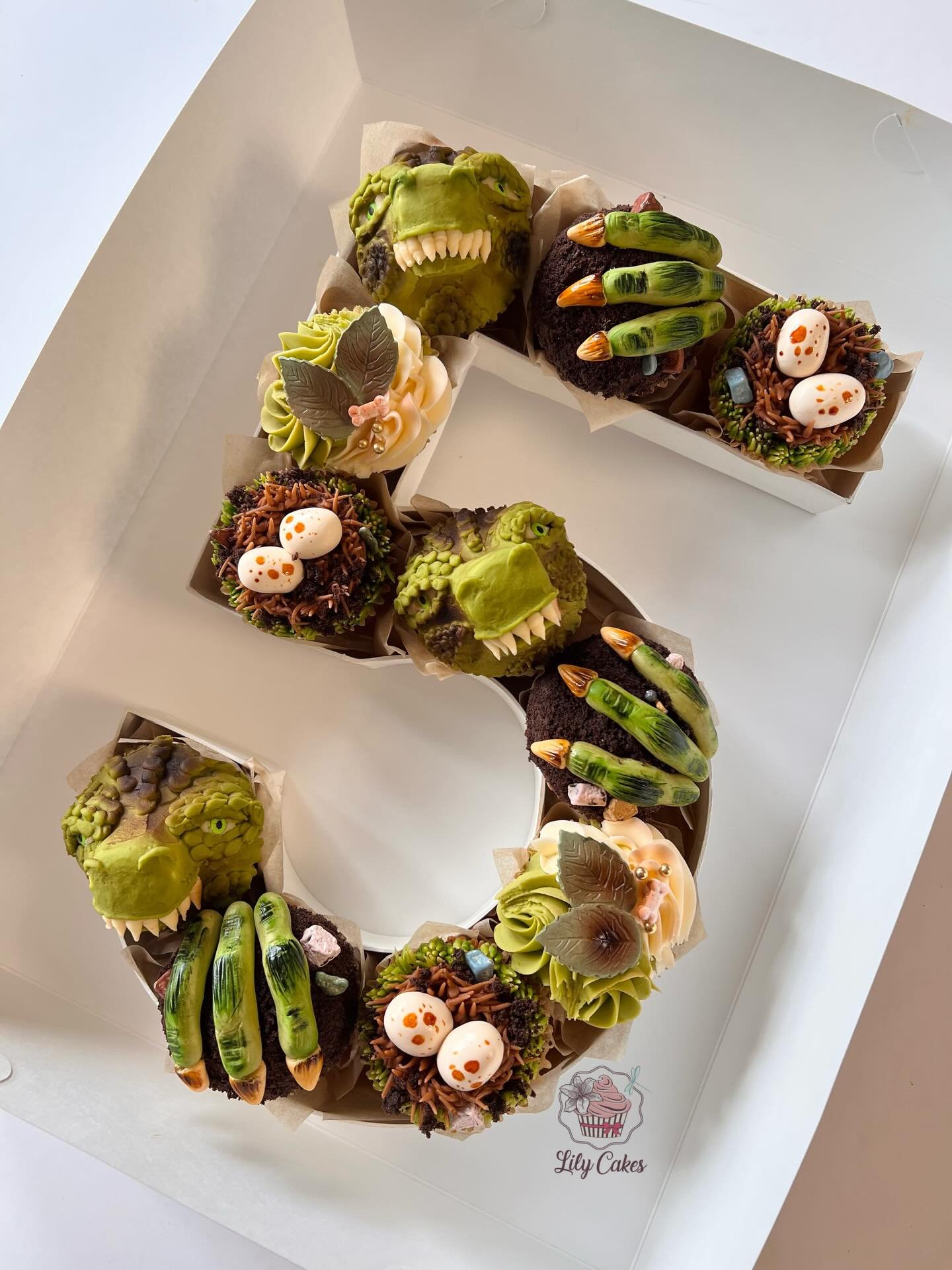 Happy 5th Birthday to an amazing little boy who loves T-Rexes!! You are RAWRSOME!!! 

🦖🎉🦖🎉🦖🎉🦖🎉🦖🎉🦖🎉🦖🎉🦖🎉

I hope your day is great with these delicious T-Rexes!!🎉🥳🦖💚

#lilycakestylertx #cupcakes #buttercream #TREX #dinosaur #dinocup