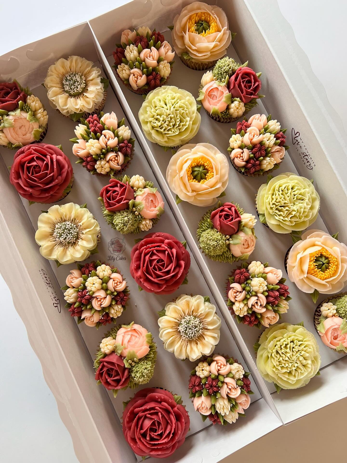 🌺Gratitude makes everything bloom!! 🌺

Beautiful garden with wedding colors, a lovely combination! &hearts;️🌿

#lilycakestylertx #buttercreamflower #floral #flowercupcakes #buttercream #Cupcakes #butterandblossoms