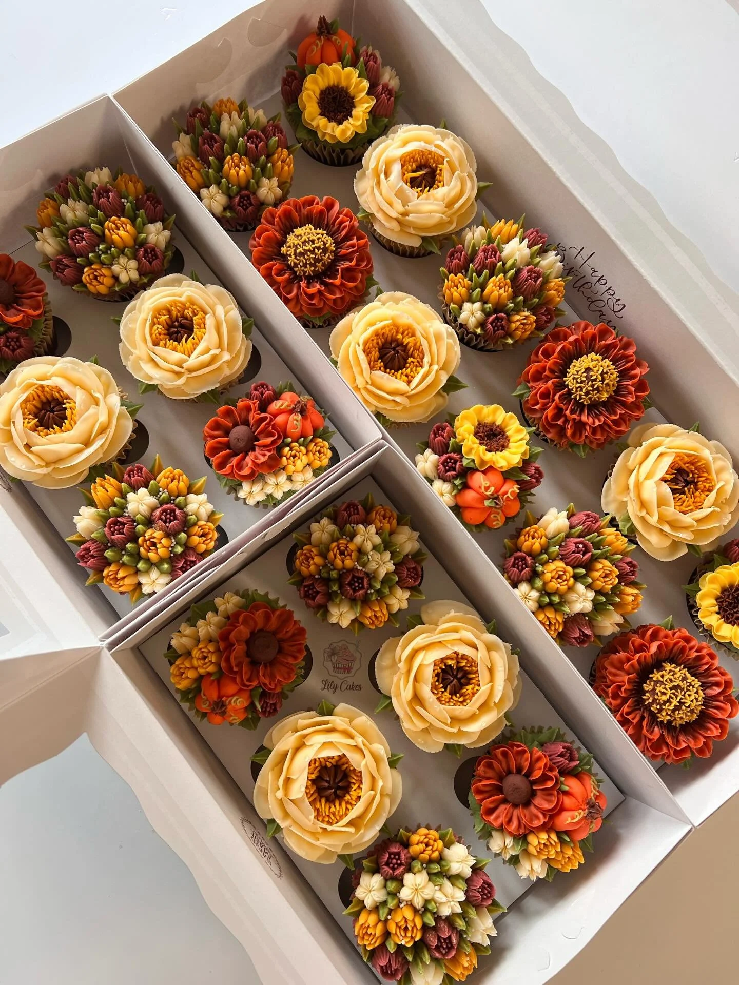 🍂🍁Sighs and an autumnal breeze! 🍁🍂

Beautiful colors in delicious buttercream flowers!! 🥰🌼🍁

Flowers to share and flowers to celebrate a 59th birthday!! Happy Birthday! 🎉🌻

#lilycakestylertx #buttercreamflower #floral #flowercupcakes #cupcak