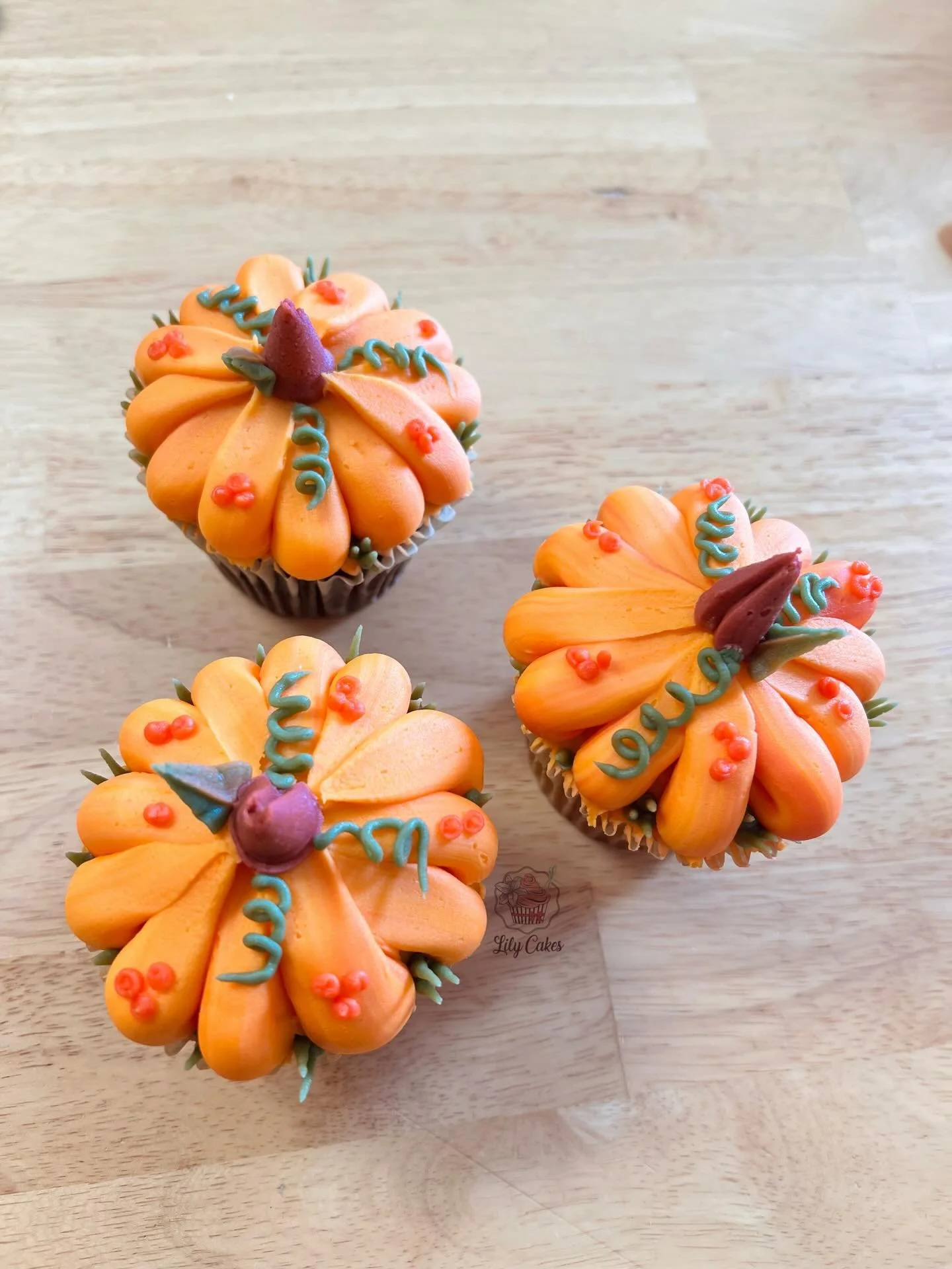 Thankful, blessed, and pumpkin-obsessed!🧡Hope you are too!! 🥰

#lilycakestylertx #ThankYouLordForAllTheBlessings #Thanksgiving #cupcakes #buttercream #Pumpkin