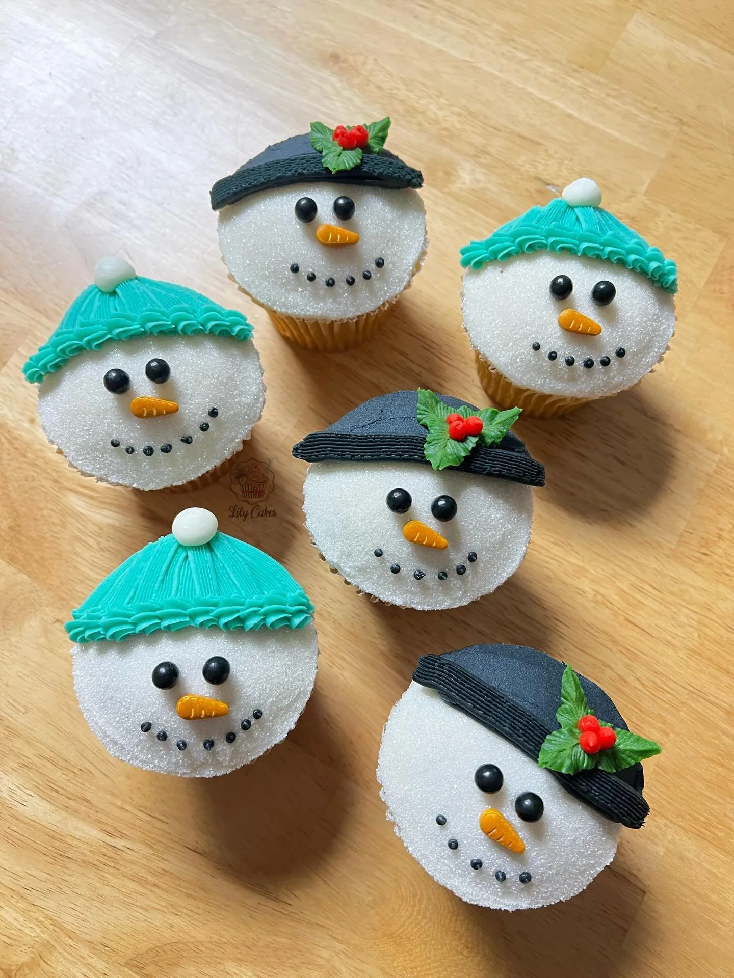 I&rsquo;m snow excited for Christmas!!🎄☃️❄️

#lilycakestylertx #Christmas #cupcakes #buttercream #snowman snowmancupcakes