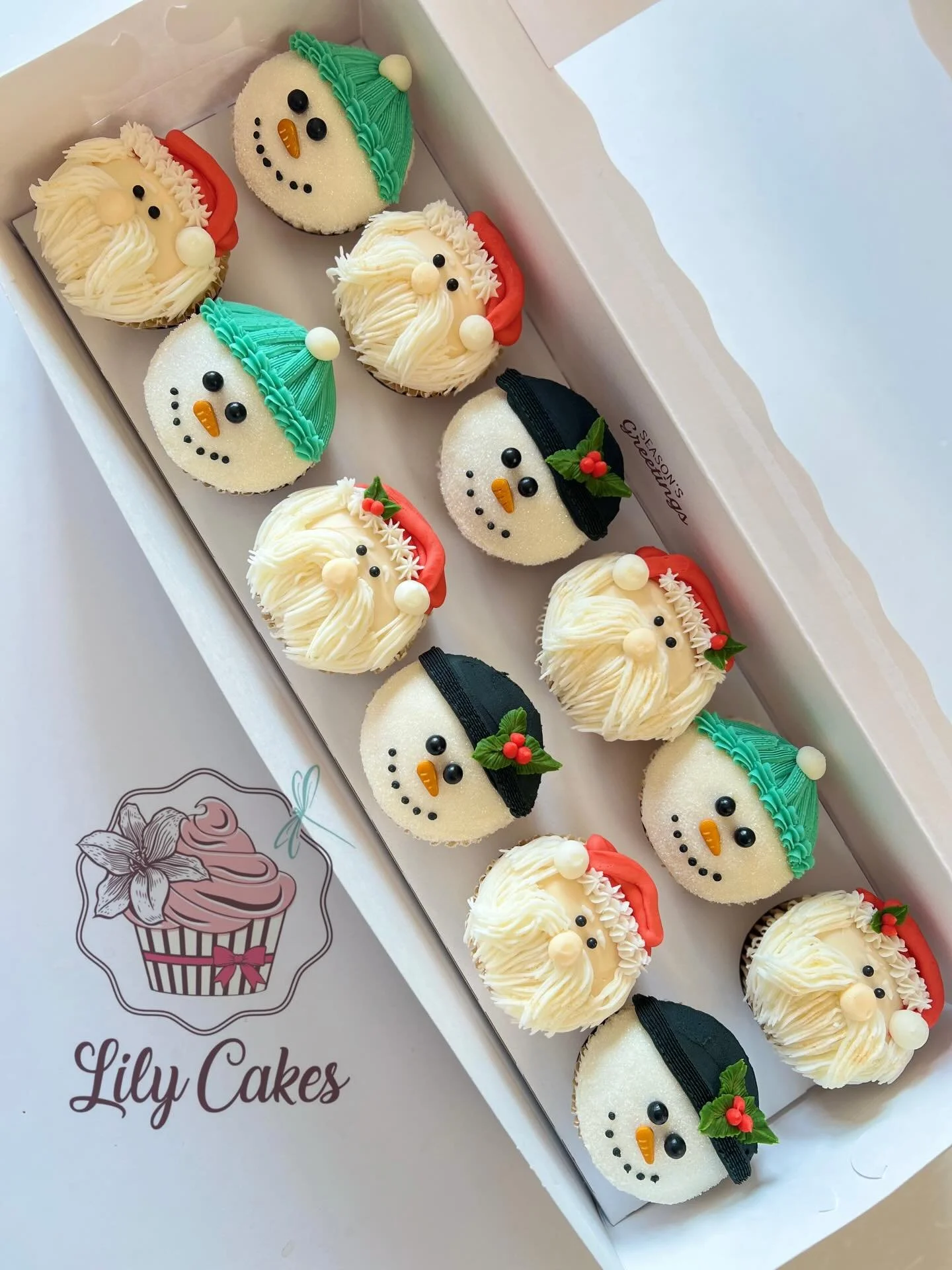 Merry everything and happy always!!🎅🏼☃️&hearts;️

#lilycakestylertx #snowmancupcakes #santaclaus #buttercream #cupcakes