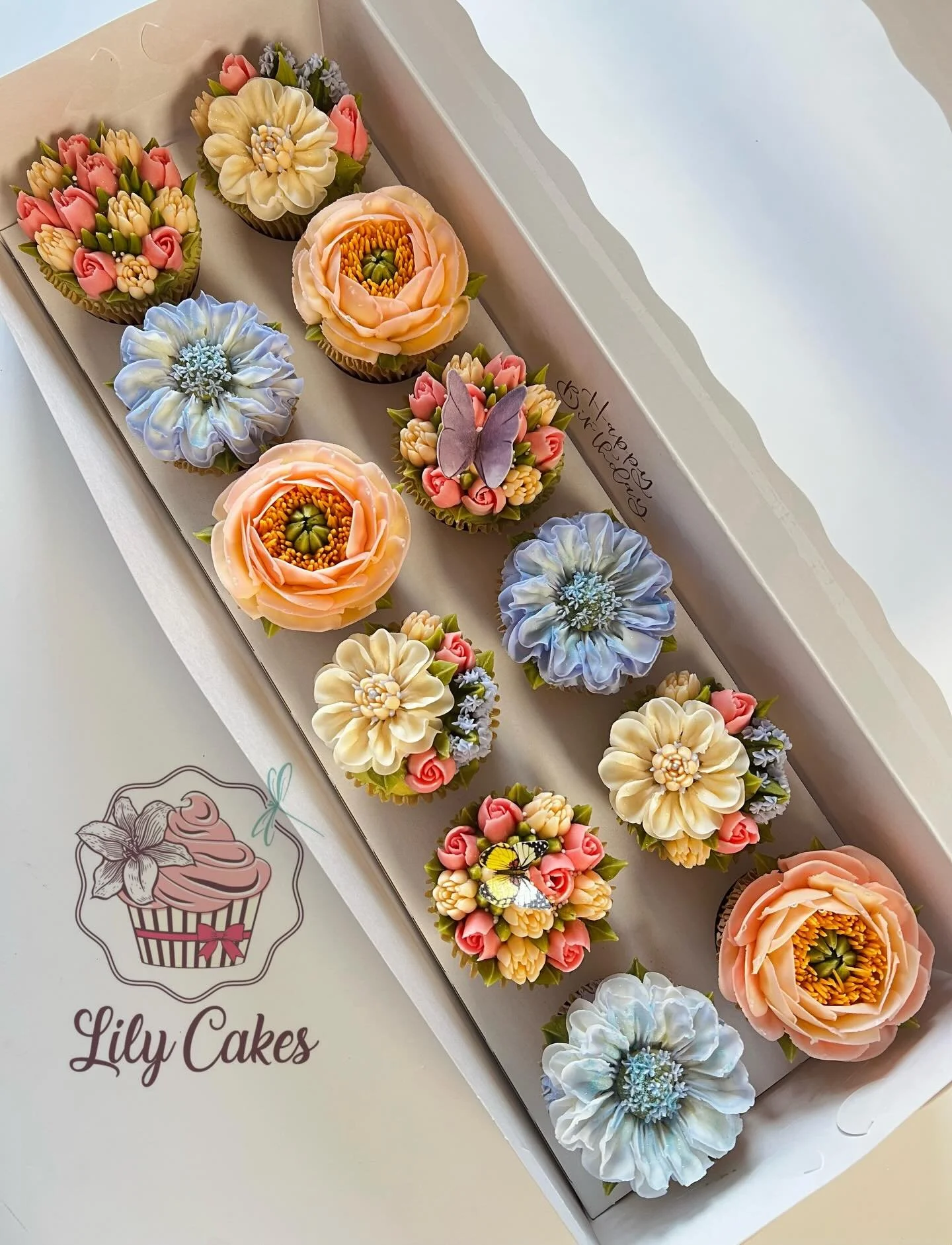 A delicate and beautiful garden to celebrate!🎉 Happy birthday Sheri, I hope your day is wonderful and full of many blessings!🥳🌷

I appreciate you!💖

#lilycakestylertx #floralcupcakes #buttercream #cupcakes #buttercreamflowers
