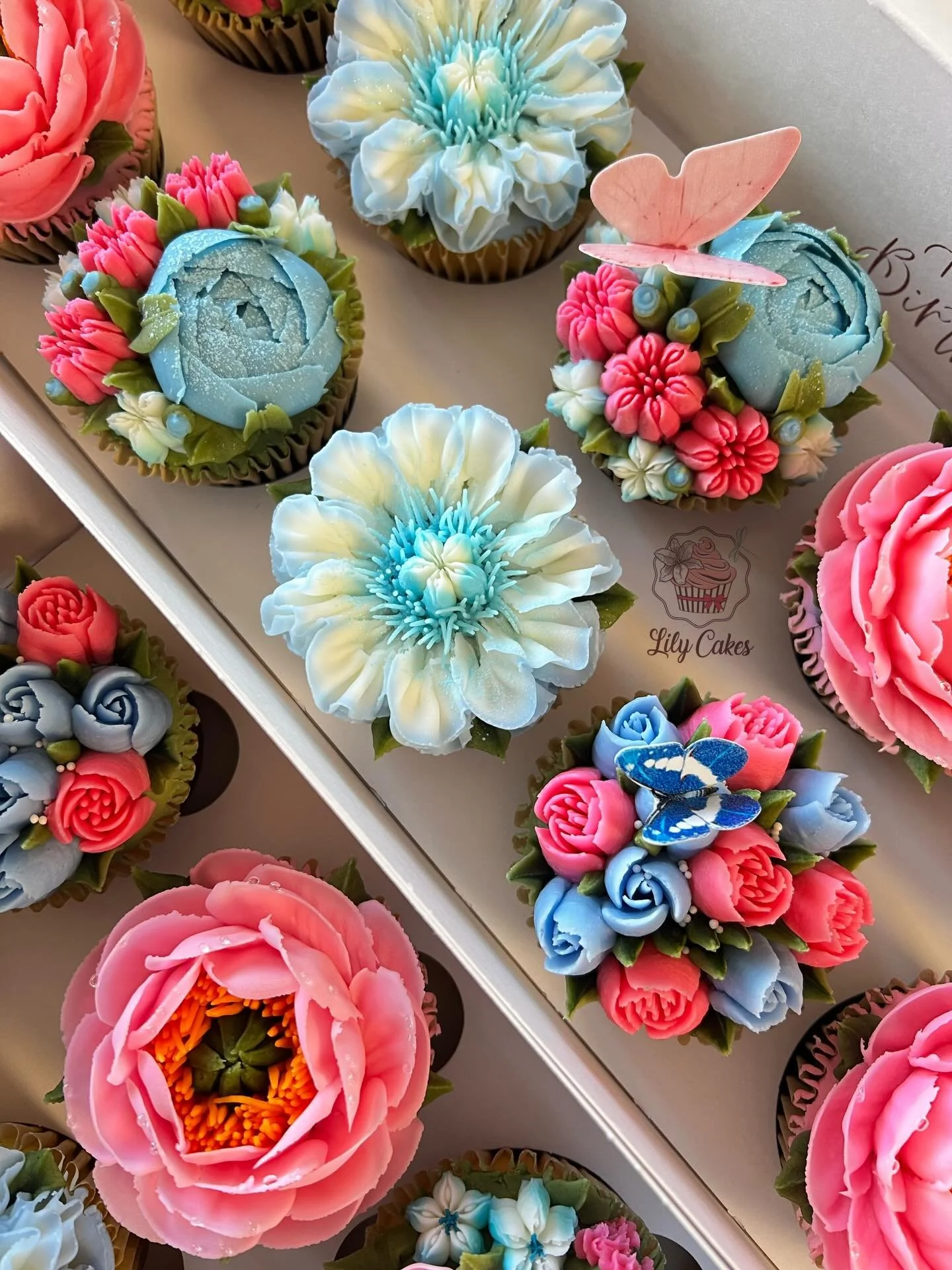 May your day be filled with good thoughts. kind people, and happy moments!! 💖🙌🏻

#lilycakestylertx #floralcupcakes #buttercream #cupcakes