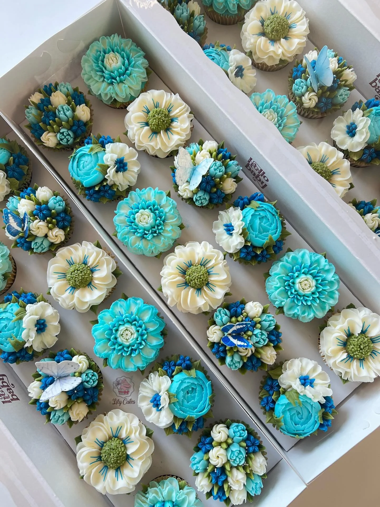 It&rsquo;s no secret that I love flowers, and a precious friendship too!! 🦋🩵🤍

#lilycakestylertx #floralcupcakes #buttercream #cupcakes