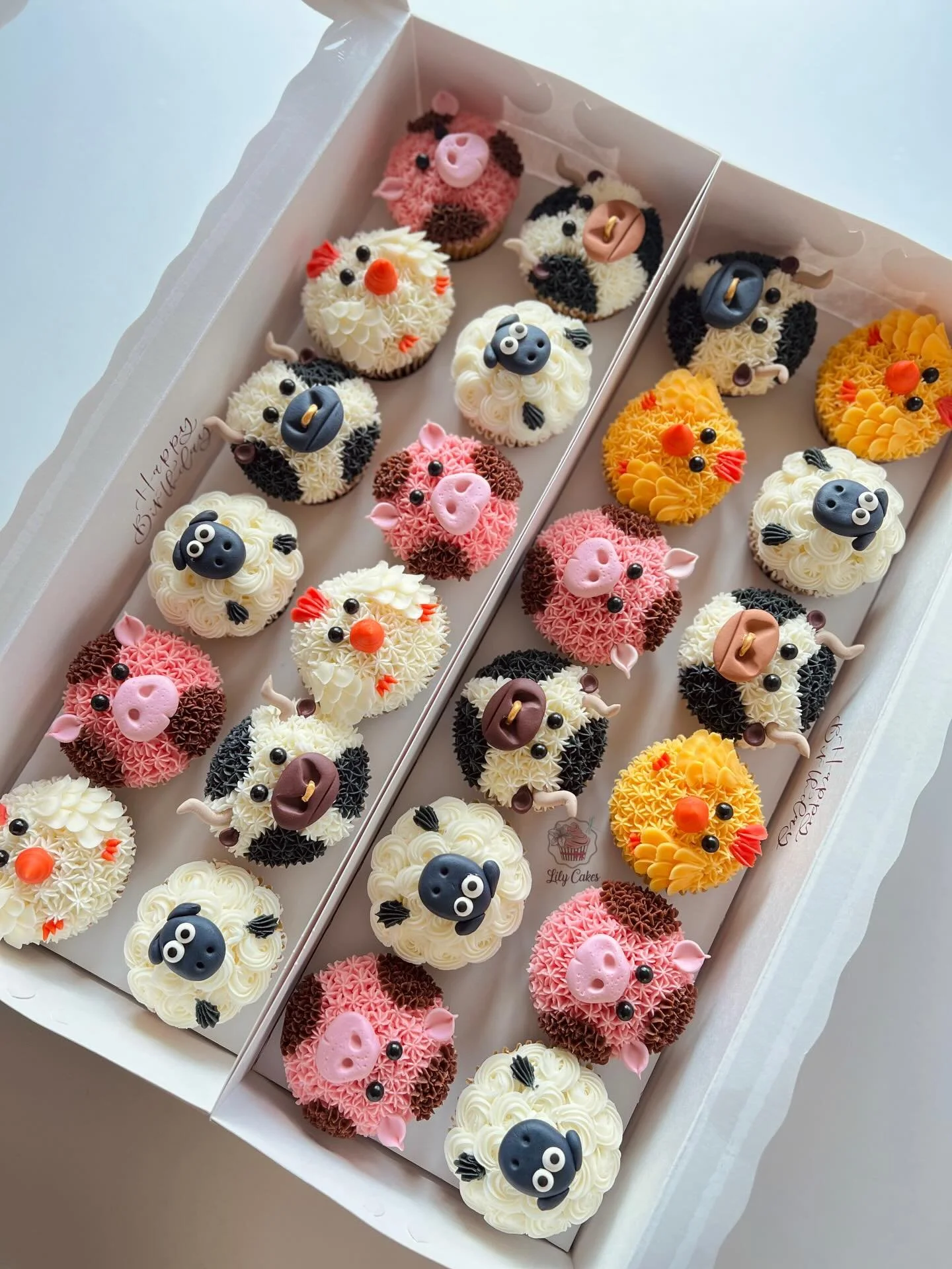 Everyone stand still and say &ldquo;cheese&rdquo; to the camera!!! 📸🥰

🐷🐮🐑🐥🐓🐷🐮🐑🐥🐓🐷🐮🐑🐓🐥🐷

Amidst so many flowers this week, I had so much fun making these mischievous ones!💖

#lilycakestylertx #buttercream #cupcakes #farmlife #farmb