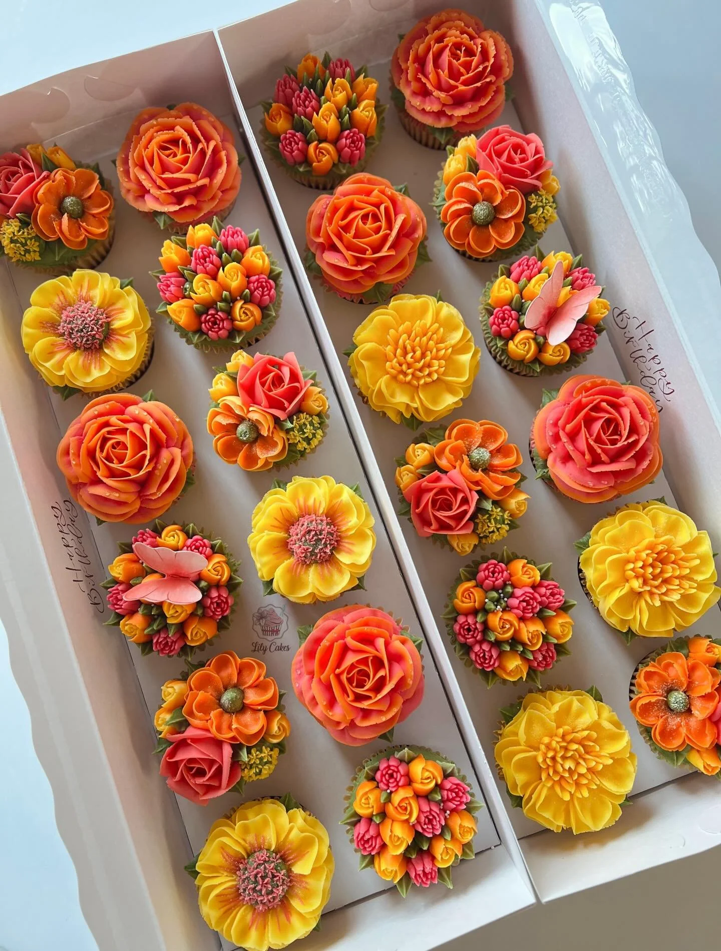 Sunshine flowers for a twin sister on her birthday! 🌷🧡💛Happy birthday! 🌼💝

#lilycakestylertx #floralcupcakes #buttercream #cupcakes